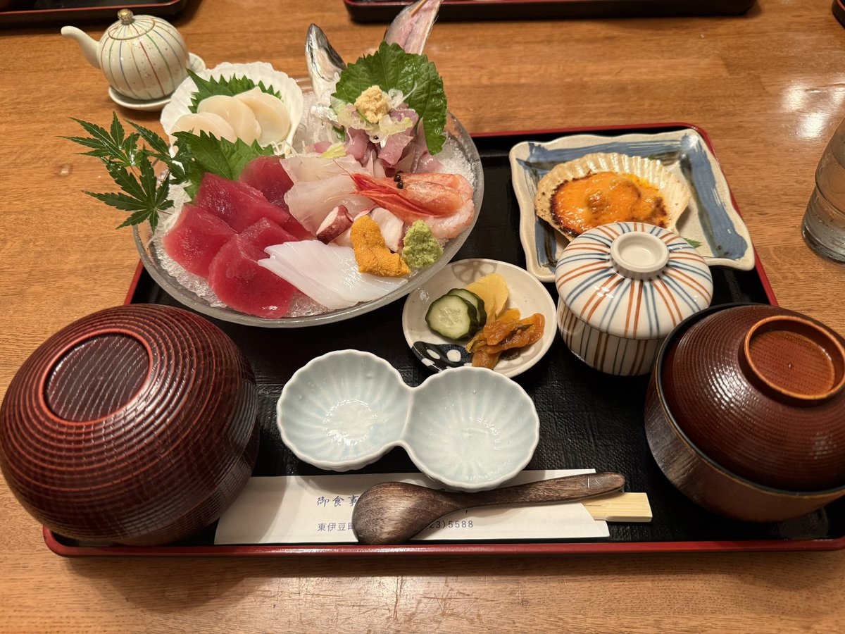 夜は美味しい定食屋さんに連れて行ってもらえました✨
初めて稲取のご飯屋さん行けたけど、このお刺身定食美味しすぎた💕