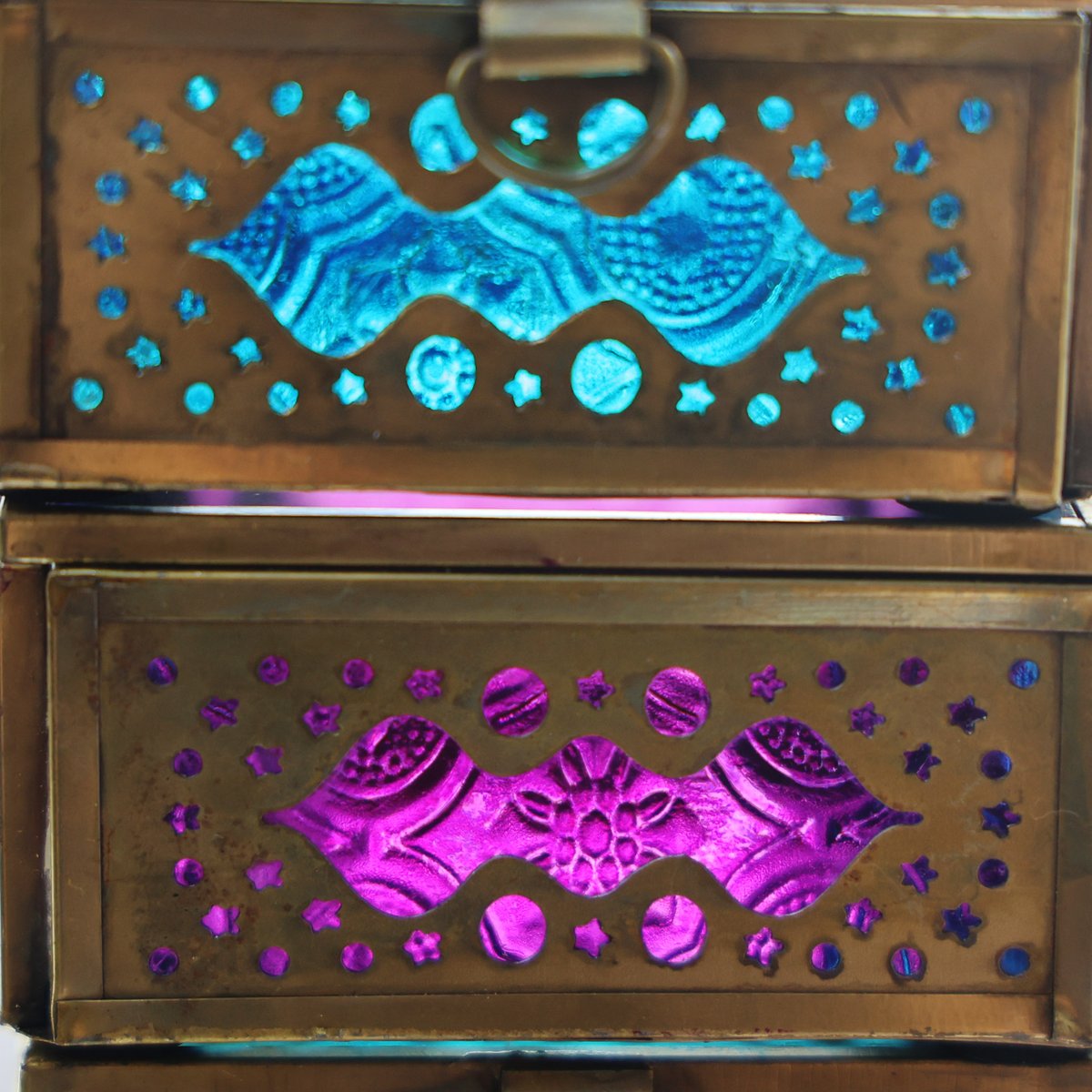 オリエンタルな星の模様が素敵な、硝子小物入れが再入荷しました💫