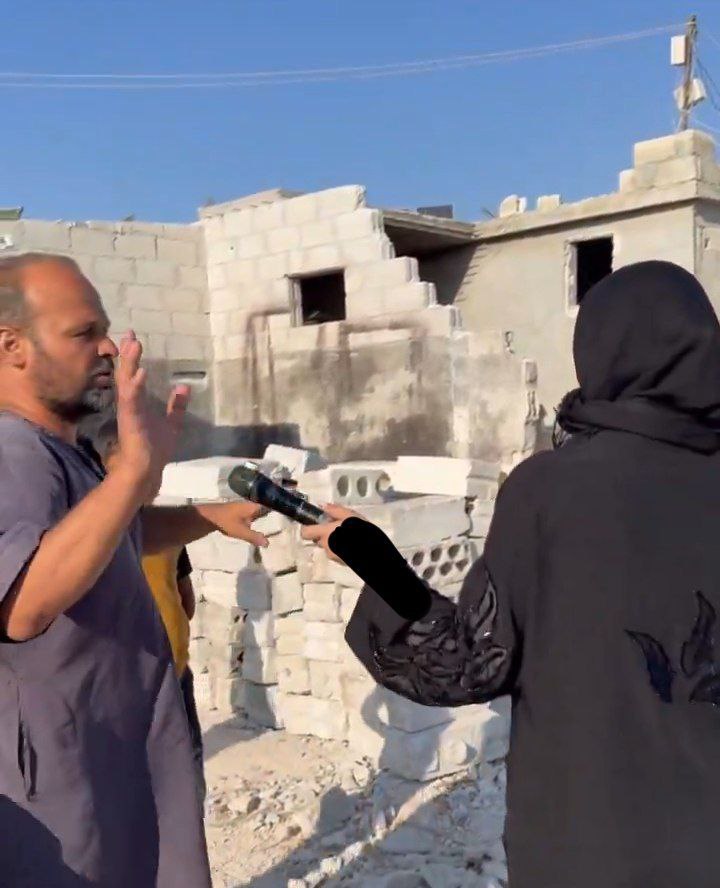 📌 إعلامية سورية سافرة الوجه والشعر (لكن عندها فطنة، نسأل الله لها الهداية)، توجهت إلى إدلب لإجراء مقابلات مع من بقي في المخيمات، فارتدت لباساً فصفاضاً وغطت رأسها بالخمار.

علمت أن أهل شمال الشام ينكرون السفور ولا يتقبلون وجود السافرات بينهم، فلبست لباساً يسترها، وكذا يكون لو أن