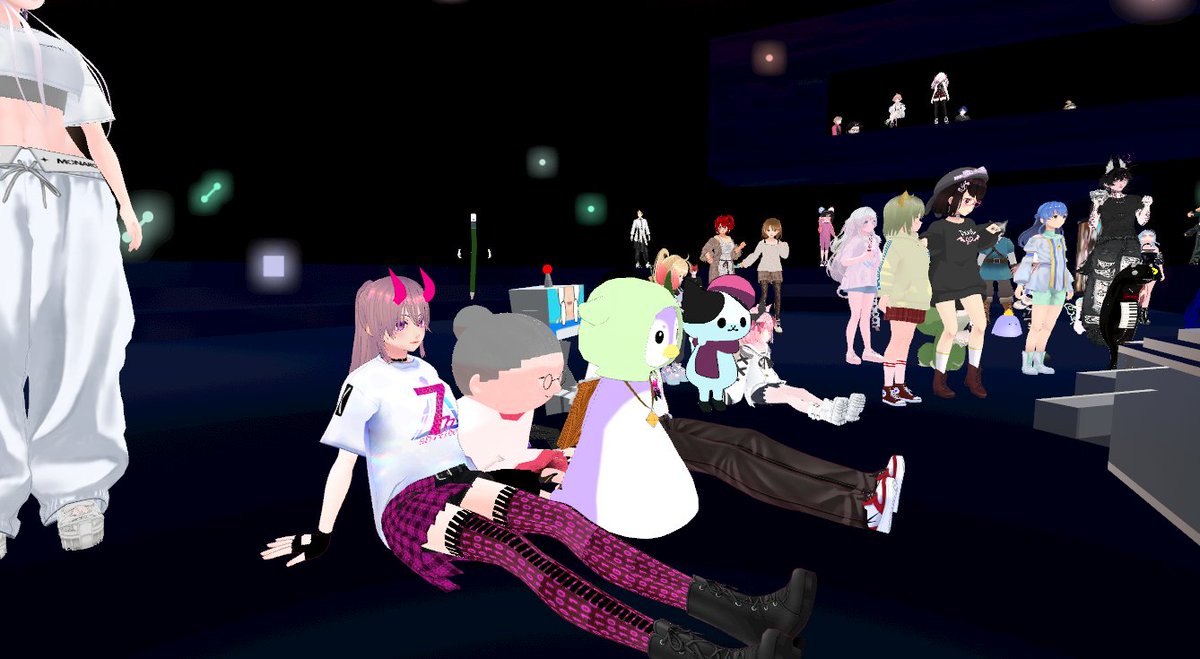 kero_happy's tweet photo. 9/13 VRChatから #AVANCIA という音楽イベントがclusterで特別開催。出演者に応援している人の名前がたくさん! VRChatからの出演者の方ははじめましてだけど、慣れないclusterで素敵なパフォーマンスみせてくれました!大好きなしちべえさんと一緒にShizukoちゃん応援! https://t.co/NpvJHSrwbi