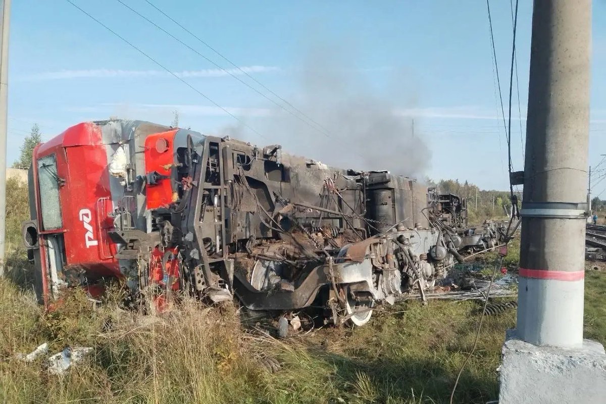 In addition to the morning strike on a refinery, at least two train derailments were reported in Russia’s Leningrad region. In the Luga district, a locomotive and 15 empty tank cars went off the tracks. In the Gatchina district, near Semrino station, another locomotive derailed.