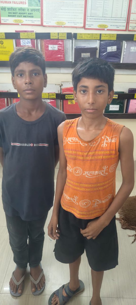 08-09-2025 को निहालगढ़ स्टेशन पर दो बालक भटकते हुए पाए गए। जानकारी लेने पर पता चला कि दोनों बेगुसराय जिले के रहने वाले हैं और ट्रेन संख्या 14523 से निहालगढ़ स्टेशन पर उतरे थे। स्टेशन मास्टर ने तत्काल कार्रवाई करते हुए दोनों को क्षेत्रीय पुलिस को सौंपा। यह एक सराहनीय कदम है