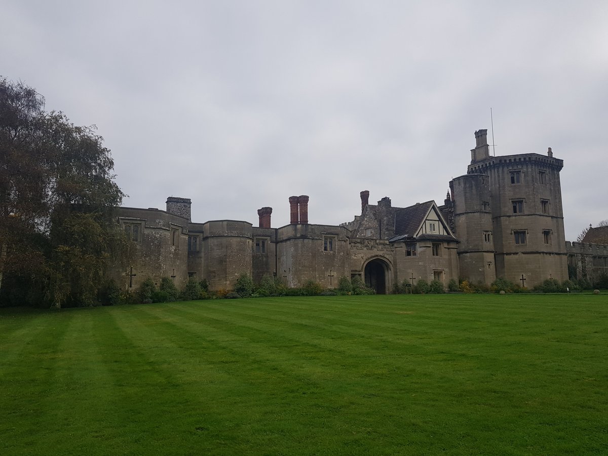 TheHistoryMouse's tweet photo. Sunday really does seem to be #TwitterSnap day for Mouse. Mouse yet to share her adventure at #ThornburyCastle #Somerset (Mouse had afternoon tea amongst other things) but it is AM-A-ZING. The original owner was 'dispatched' by Mouse's least favourite royal for getting too uppity https://t.co/I4x8QygagE