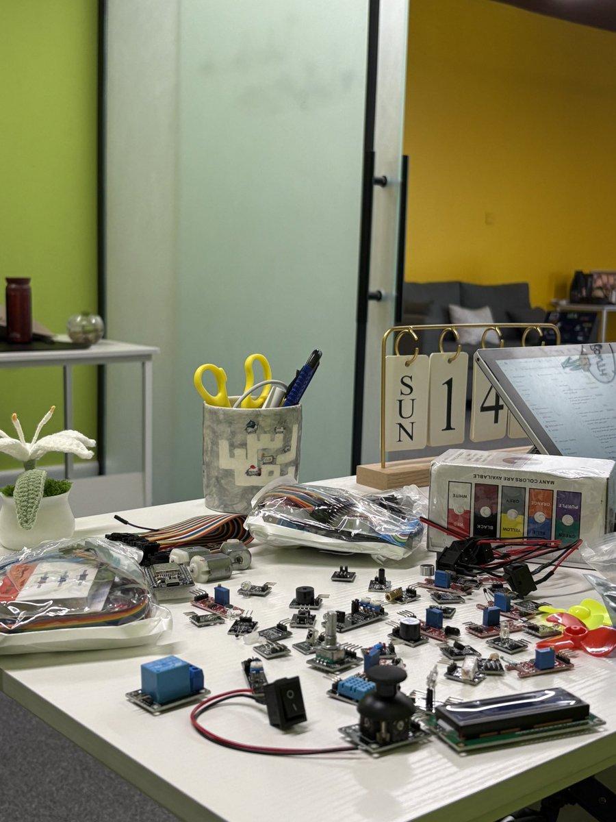 عالم الـ IoT مختلف فعلاً ✨
أكثر برنامج متحمسة له وكمية الأفكار اللي طلعت معاي في التجهيز له مو طبيعية🔥
لقيت نفسي في هذا العالم تمر الساعات بدون ما أحس ⏳
ما احكي لكم متعة الـ unboxing 😂
تخيلوا؟ أي أحد يذكر أسم البرنامج IoT أحس كأنه يناديني 😂
أكثر من كذا انتماء ما فيه 🙌