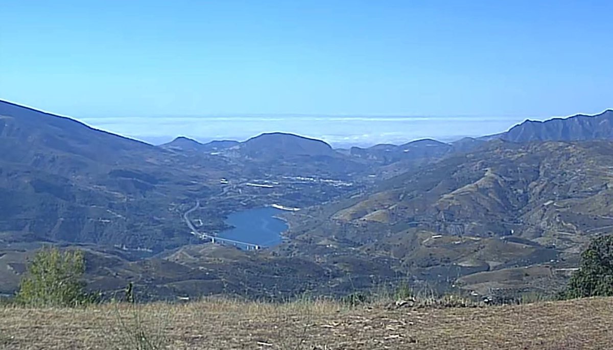 Hoy tenemos la atmósfera limpia de calima con buena visibilidad. Podemos ver las brumas en el Mar de Alborán, incluso el continente africano. Imágenes desde la webcam de la estación meteorológica de la Chaparra.
