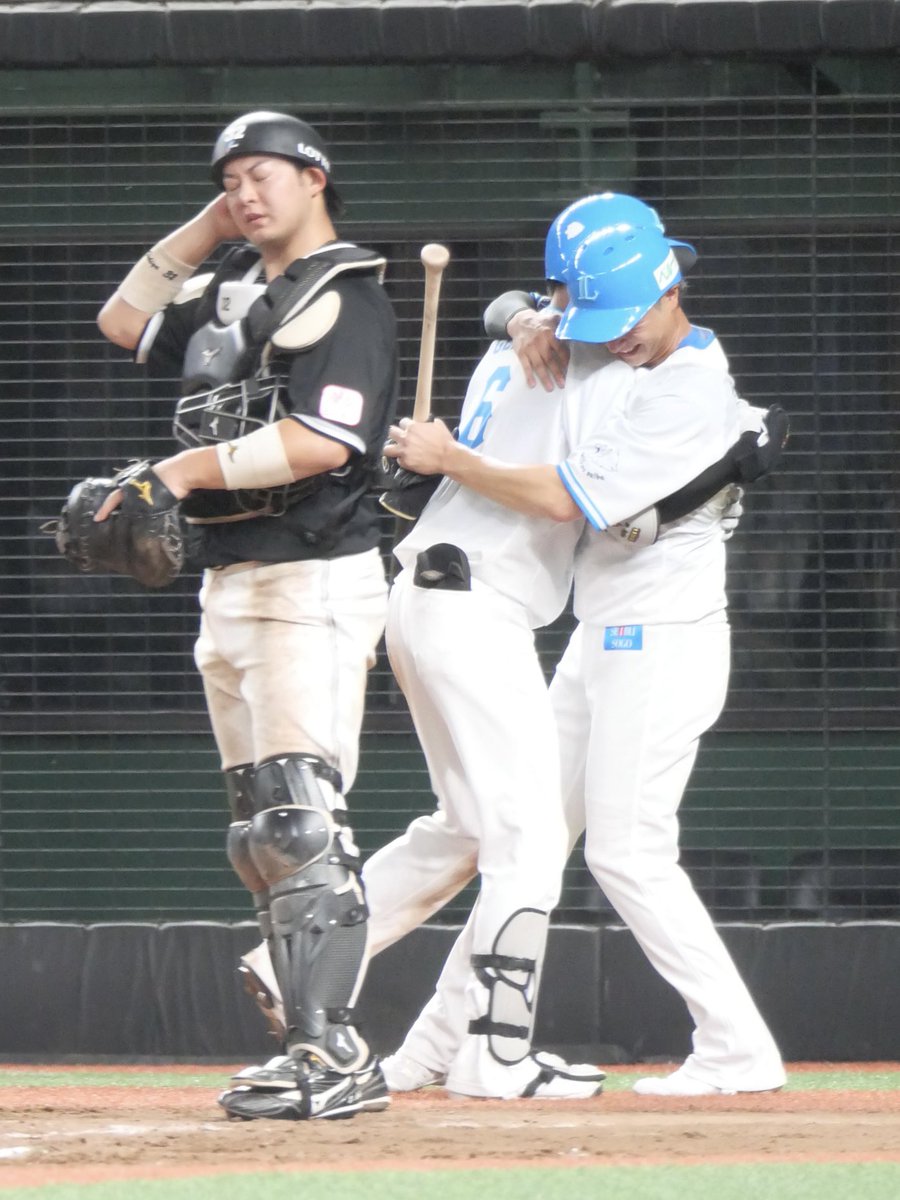 matsuotter's tweet photo. 1年間見れなんだ画像ファイル引っ張り出して号泣しました😭1枚目はセンター守備機会です⚾️ #金子侑司引退試合 https://t.co/xhAvZBPWq7