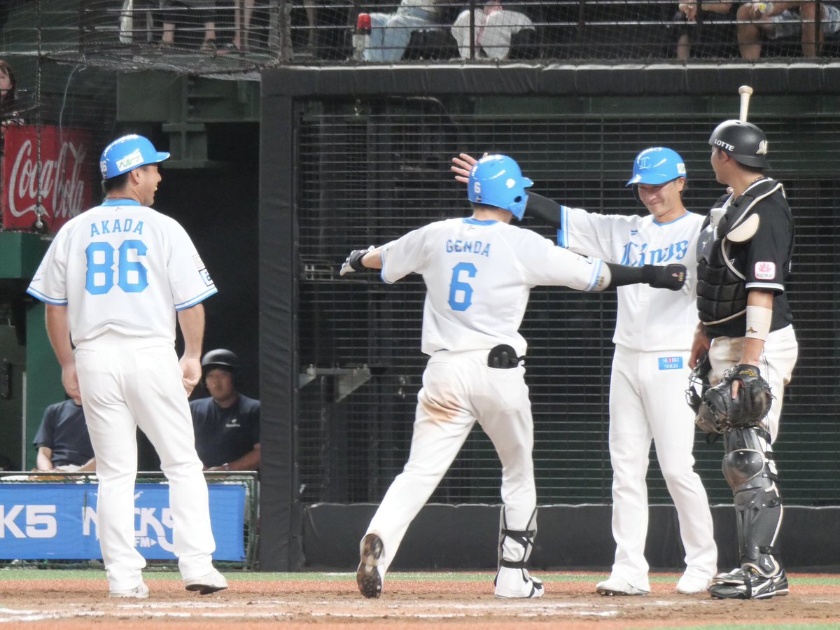 matsuotter's tweet photo. 1年間見れなんだ画像ファイル引っ張り出して号泣しました😭1枚目はセンター守備機会です⚾️ #金子侑司引退試合 https://t.co/xhAvZBPWq7
