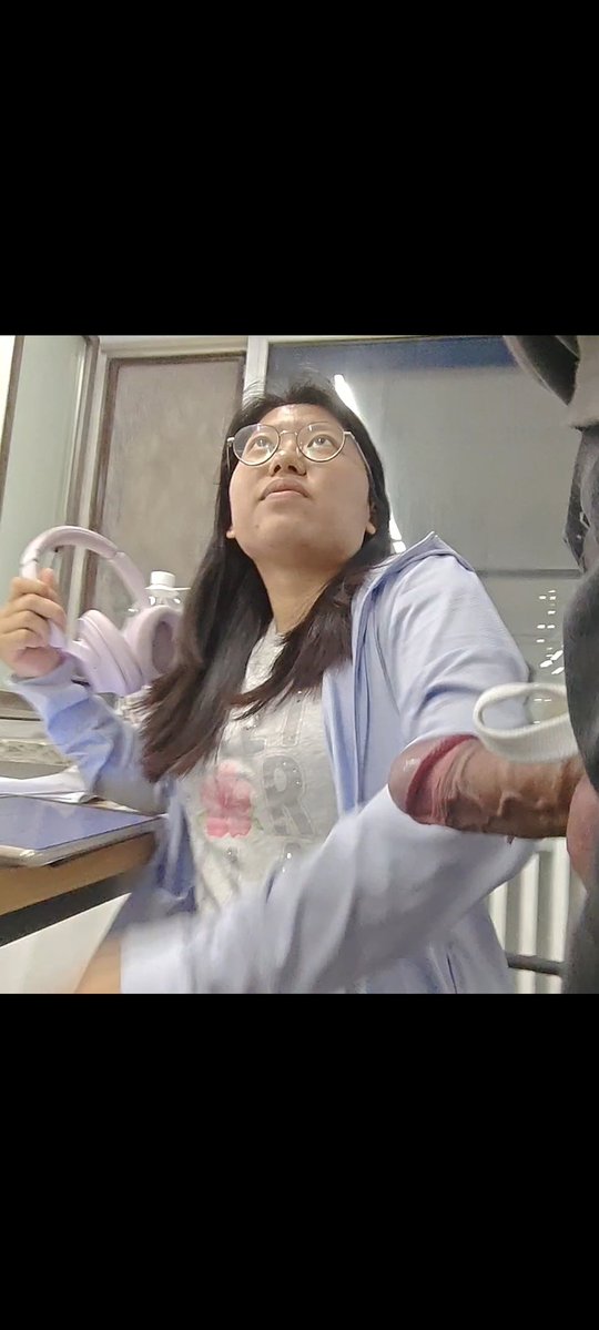 刚开始在妹子旁边把裤子脱掉玩露出，但是感觉不够刺激，就边露出鸡巴边跟妹子聊天，给妹子聊开心了，妹子一转身胳膊差点碰到我鸡巴。这回够刺激了。#露出 #人前露出 #露阴癖