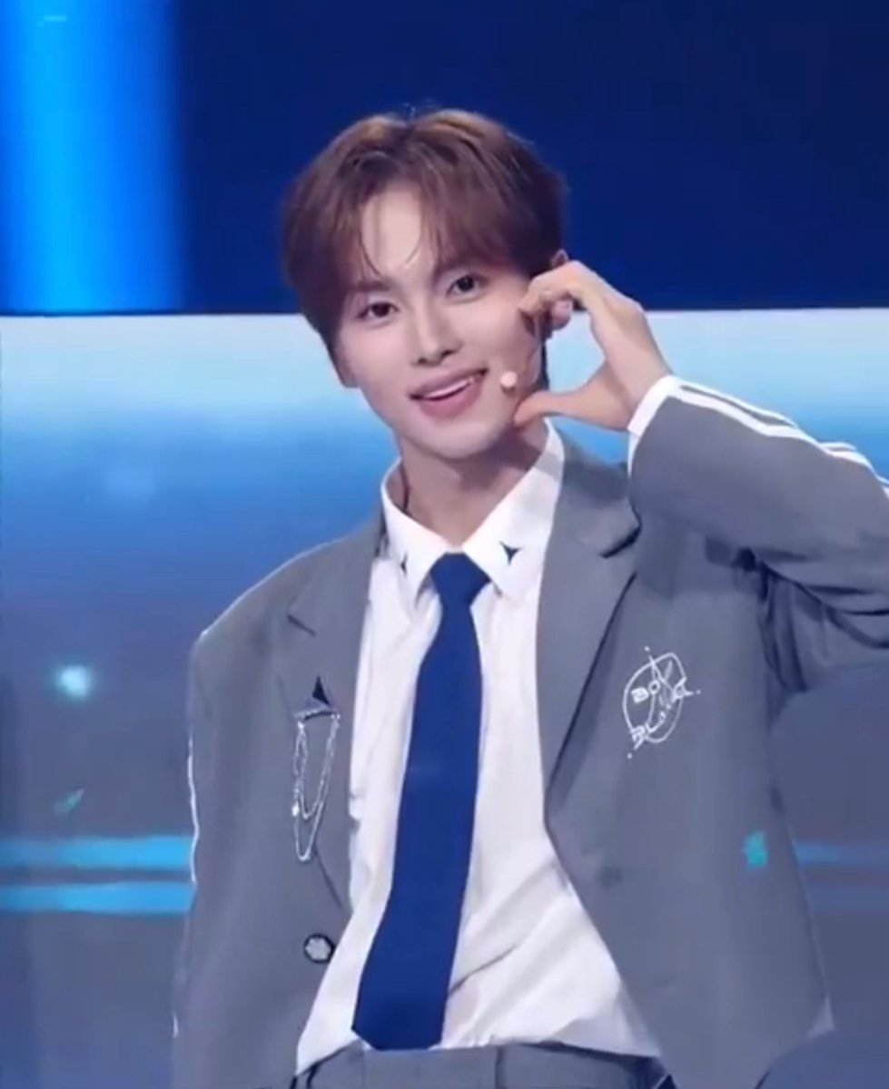 イヌのがっつりおでこ見えるヘアスタイル見てみたいセンター分けも似合ってたから絶対似合うと思うんよね🙂‍↕️🙂‍↕️