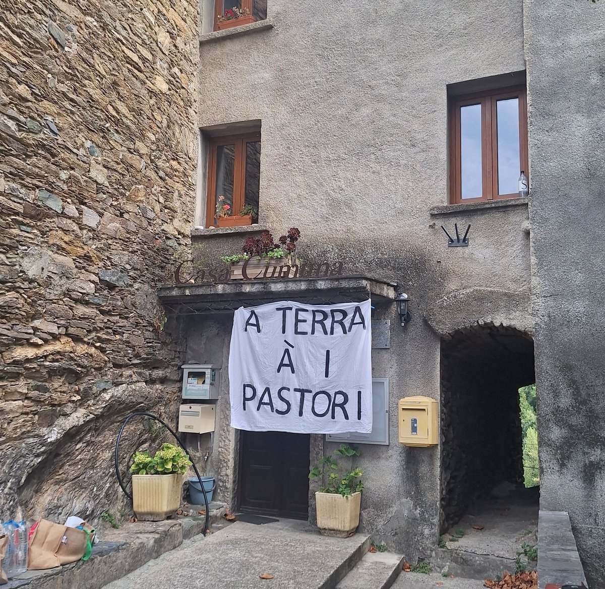#CoreInFronte apporte son soutien à Diane et Thomas, un jeune couple installé à Campi, dans la Pieve di Verde.
Nous étions présents, ce matin, à un rassemblement de soutien en leur faveur.

Diane est originaire du village. 
Avec Thomas, ils ont un projet d'installation agricole