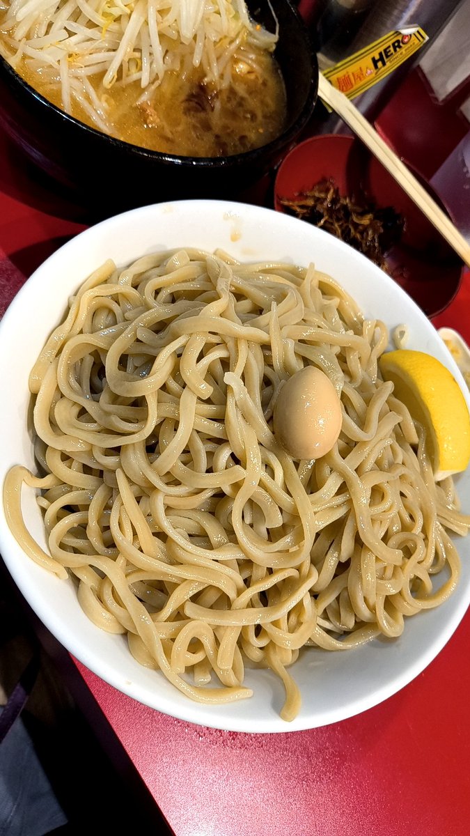 ToygerLiger's tweet photo. 麺屋HERO(ヒーロー)
つけ麺+生姜+焦がしネギ　ヤサイニンニク

前々から気になっていった焦がしネギ食べてみたどんな麺にも合うの納得！
ネギの甘みが出て油との相性がいい！
カウンターに置いてあるミニ冷風機涼しい⋯
ご馳走様でした！ https://t.co/SxHx3i5PEk
