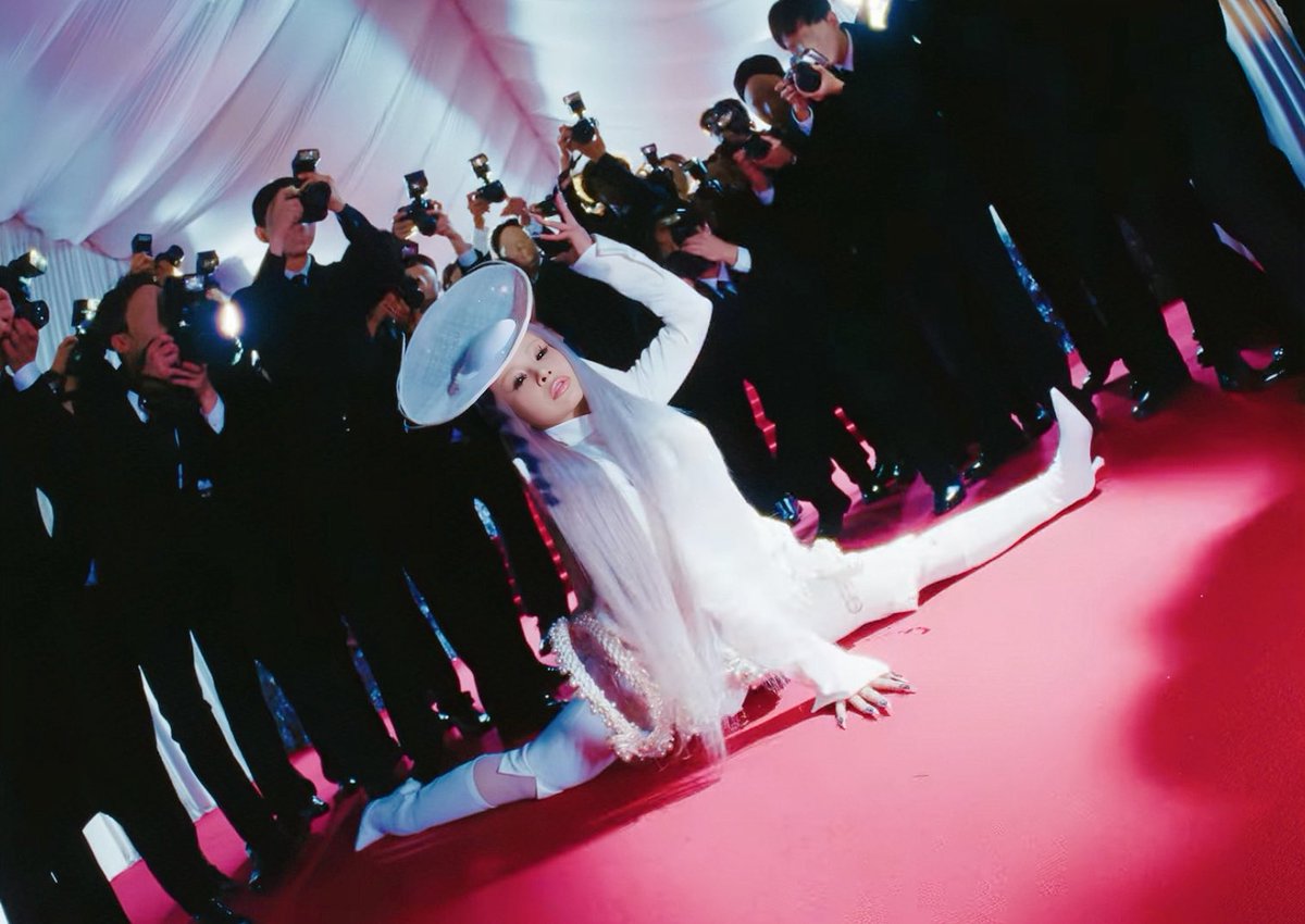 HARVEY DOING THE SPLITS OMG !!?!?!