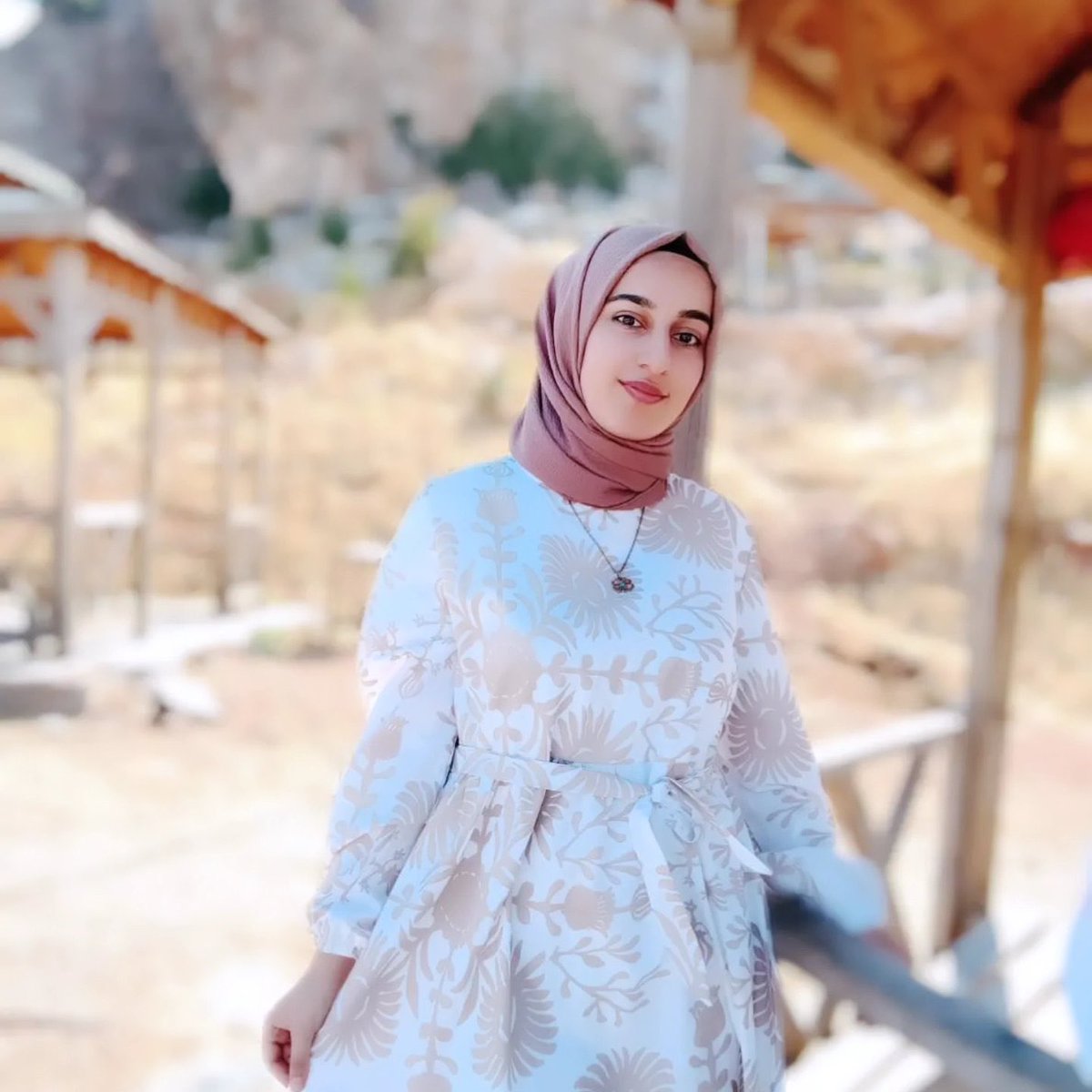 Van 8. Asliye Mah, Yüzüncü Yıl Üniversitesi’nin talebi üzerine Rojin ile ilgili paylaşımları engellendi. 21 yaşında genç bir kız, 1 yıl önce Van Gölü kıyısında ölü bulundu. Vücudunda iki erkeğin DNA’sı çıktı. Rojin üniversitenizin öğrencisi. Sizin göreviniz milleti susturmak mı?