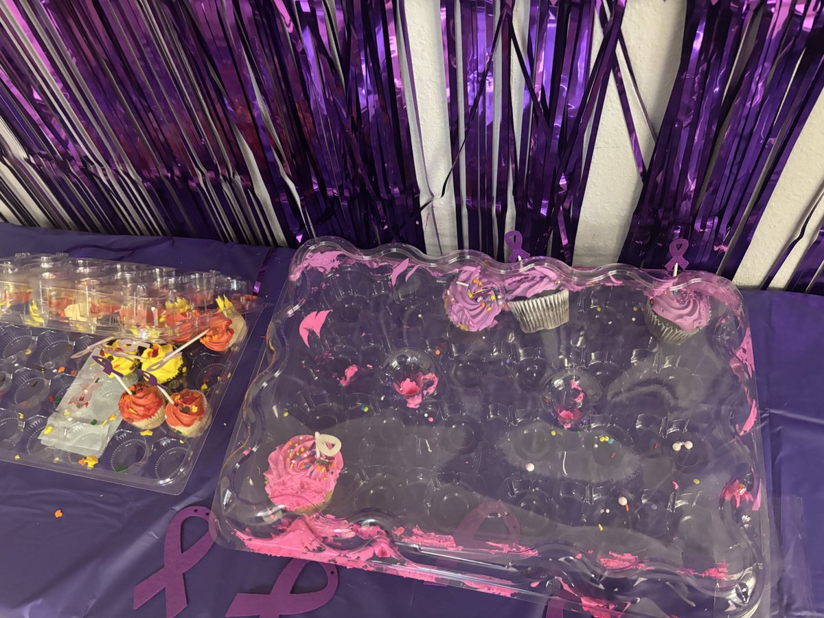 I literally sniffed the cupcakes and imagined me eating them 😭I’ve been locked in for 48hrs bro I’m the fattest fatty to ever fat😭😭😭😭
