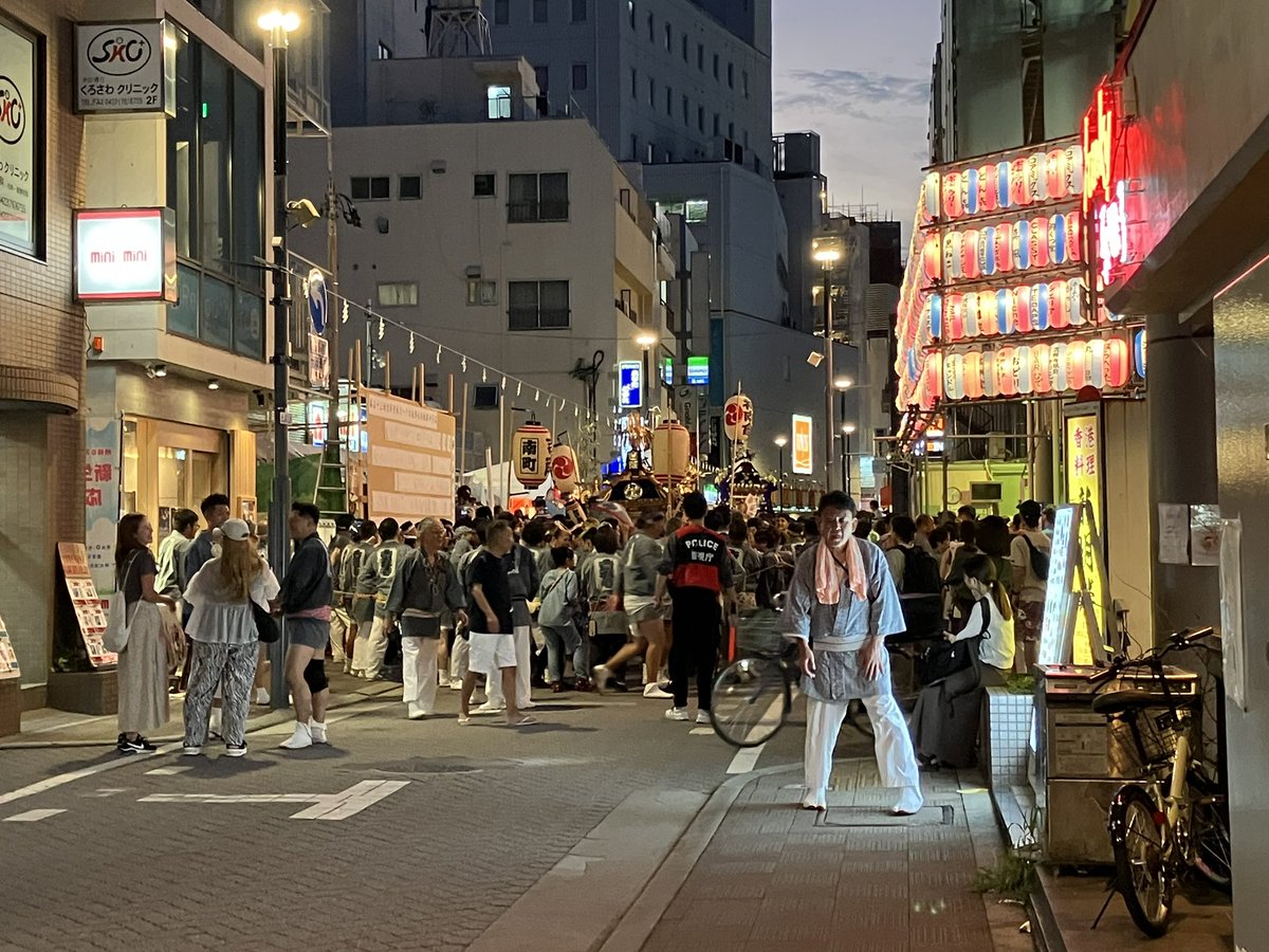 まだ会場前ですが、吉祥寺は本日祭りで賑やかな感じです。ライブも祭りの雰囲気で楽しんでもらえるようなバンドさんたちです。
吉祥寺MANDA-LA2 
どついたるねん/アズブラザーズ/少年発電ホールディングス
OPEN:18:30 START:19:30