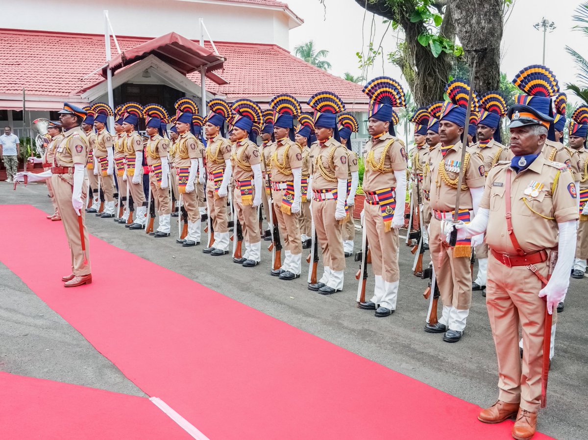 महाराष्ट्राचे नवनियुक्त राज्यपाल मा. आचार्य देवव्रत यांचे पत्नी दर्शना देवी यांच्या समवेत राजभवन, मुंबई येथे आगमन झाले. यावेळी मुख्यमंत्री देवेंद्र फडणवीस यांनी त्यांचे स्नेहपूर्वक स्वागत केले!
याप्रसंगी मा. राज्यपाल आचार्य देवव्रत यांना राज्य पोलीस दलातर्फे 'गार्ड ऑफ ऑनर' प्रदान