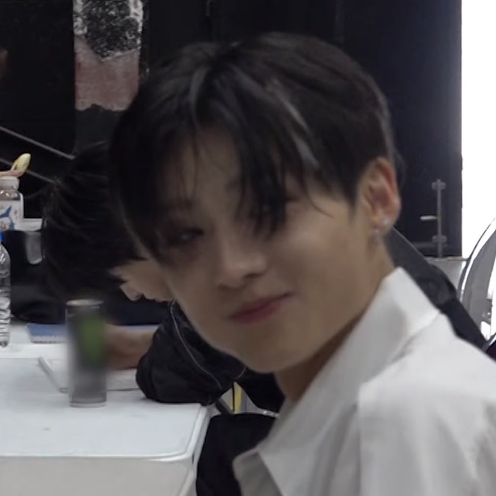애햄 먹방 와중에 ㄹㅇ옵은 옆에서 
몬스터 한 캔 까놓고 뭐하시는 거예요... 
밥먹어라 밥