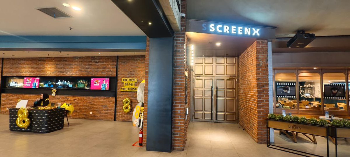 starTONIGHT_id's tweet image. Yang hari ini ikut nobar &amp;lt;EXIT 8&amp;gt; tapi bingung pojokan Arashian ada dimana?

Gampang kok carinya!!

Pas sebelah screenX dan sebelahan sama standee ojisan 🤭

Sambil nunggu bisa sambil foto-foto dan nulis pesan untuk anniversary Arashi lho!!