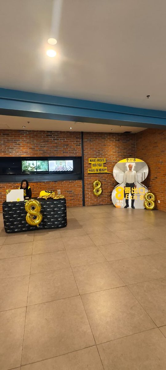 starTONIGHT_id's tweet image. Yang hari ini ikut nobar &amp;lt;EXIT 8&amp;gt; tapi bingung pojokan Arashian ada dimana?

Gampang kok carinya!!

Pas sebelah screenX dan sebelahan sama standee ojisan 🤭

Sambil nunggu bisa sambil foto-foto dan nulis pesan untuk anniversary Arashi lho!!