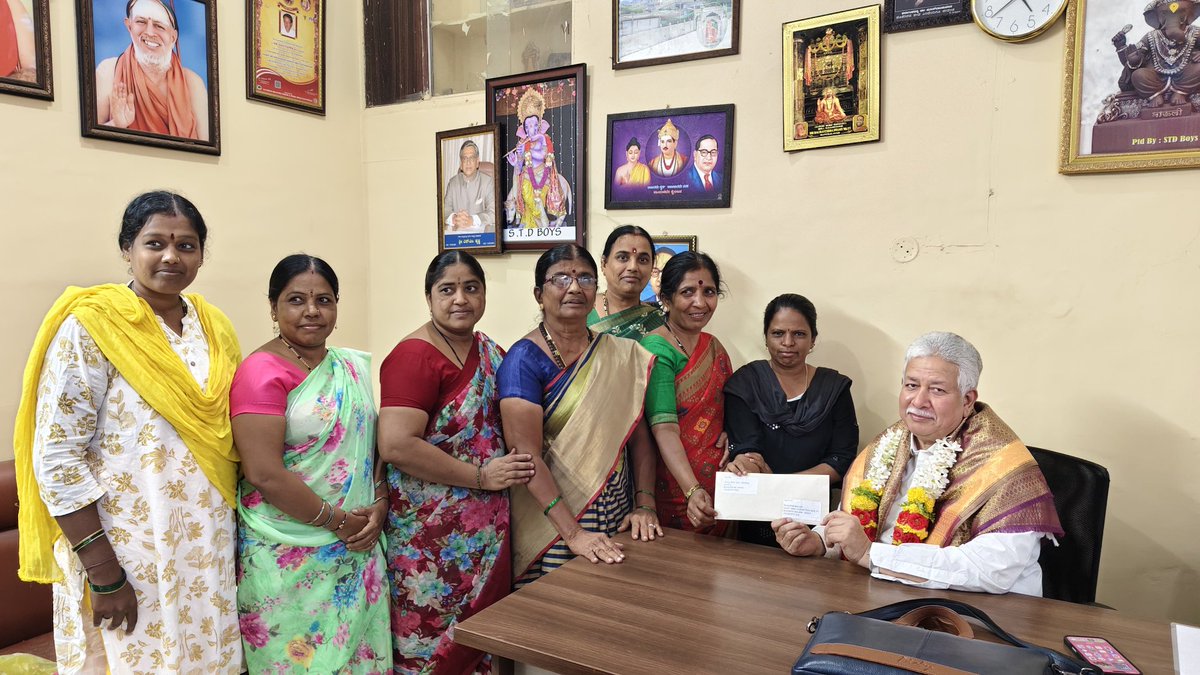 MLAHRGaviyappa's tweet image. ಹೊಸಪೇಟೆಯ ನನ್ನ ಕಚೇರಿಗೆ ಭೇಟಿ ನೀಡಿದ ವಿವಿಧ ಗ್ರಾಮಗಳ ಸಾರ್ವಜನಿಕರು, ಮುಖಂಡರು ಹಾಗೂ ಕಾರ್ಯಕರ್ತರನ್ನು ಭೇಟಿ ಮಾಡಿ ಅವರ ಆಹಾಲುಗಳನ್ನು ಸ್ವೀಕರಿಸಿ,ಕೆಲವು ಸಮಸ್ಯೆಗಳಿಗೆ ಸ್ಥಳದಲ್ಲೇ ಸ್ಪಂದಿಸಿ ಇನ್ನಿತರ ಸಮಸ್ಯೆಗಳಿಗೆ ಸಂಬಂಧಪಟ್ಟ ಅಧಿಕಾರಿಗಳಿಗೆ ಬಗೆಹರಿಸುವಂತೆ ಸೂಚನೆ ನೀಡಿದೆ.

#congress #karnataka #hrgaviyappa