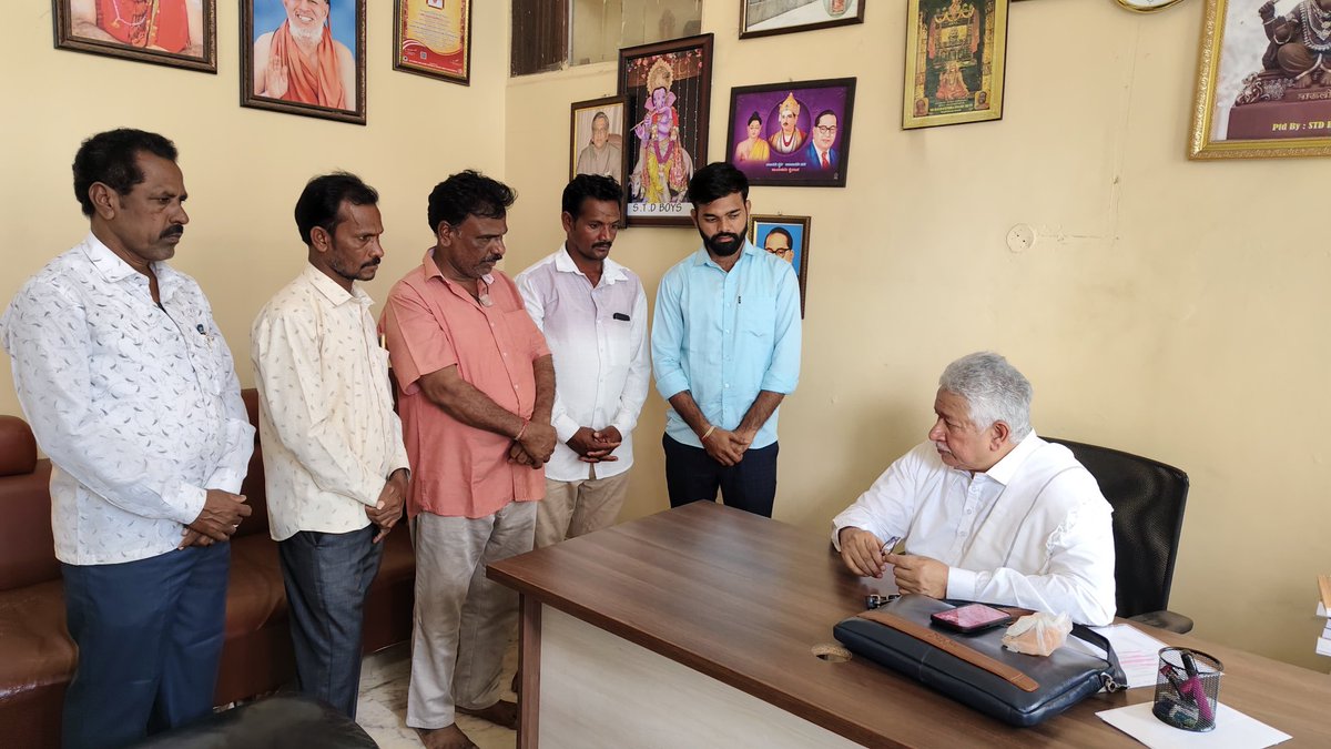 MLAHRGaviyappa's tweet image. ಹೊಸಪೇಟೆಯ ನನ್ನ ಕಚೇರಿಗೆ ಭೇಟಿ ನೀಡಿದ ವಿವಿಧ ಗ್ರಾಮಗಳ ಸಾರ್ವಜನಿಕರು, ಮುಖಂಡರು ಹಾಗೂ ಕಾರ್ಯಕರ್ತರನ್ನು ಭೇಟಿ ಮಾಡಿ ಅವರ ಆಹಾಲುಗಳನ್ನು ಸ್ವೀಕರಿಸಿ,ಕೆಲವು ಸಮಸ್ಯೆಗಳಿಗೆ ಸ್ಥಳದಲ್ಲೇ ಸ್ಪಂದಿಸಿ ಇನ್ನಿತರ ಸಮಸ್ಯೆಗಳಿಗೆ ಸಂಬಂಧಪಟ್ಟ ಅಧಿಕಾರಿಗಳಿಗೆ ಬಗೆಹರಿಸುವಂತೆ ಸೂಚನೆ ನೀಡಿದೆ.

#congress #karnataka #hrgaviyappa