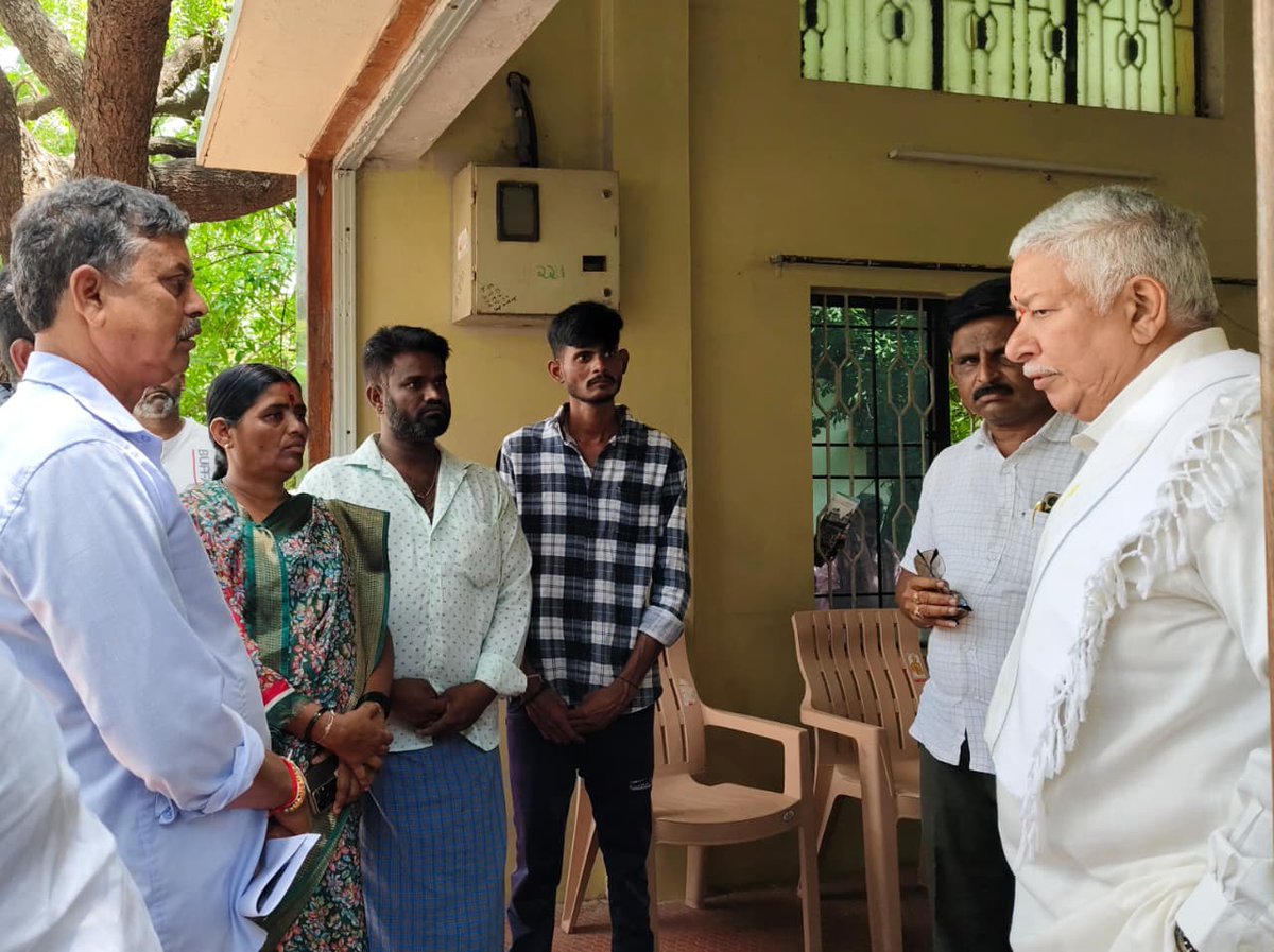 MLAHRGaviyappa's tweet image. ಹೊಸಪೇಟೆಯ ನನ್ನ ಕಚೇರಿಗೆ ಭೇಟಿ ನೀಡಿದ ವಿವಿಧ ಗ್ರಾಮಗಳ ಸಾರ್ವಜನಿಕರು, ಮುಖಂಡರು ಹಾಗೂ ಕಾರ್ಯಕರ್ತರನ್ನು ಭೇಟಿ ಮಾಡಿ ಅವರ ಆಹಾಲುಗಳನ್ನು ಸ್ವೀಕರಿಸಿ,ಕೆಲವು ಸಮಸ್ಯೆಗಳಿಗೆ ಸ್ಥಳದಲ್ಲೇ ಸ್ಪಂದಿಸಿ ಇನ್ನಿತರ ಸಮಸ್ಯೆಗಳಿಗೆ ಸಂಬಂಧಪಟ್ಟ ಅಧಿಕಾರಿಗಳಿಗೆ ಬಗೆಹರಿಸುವಂತೆ ಸೂಚನೆ ನೀಡಿದೆ.

#congress #karnataka #hrgaviyappa