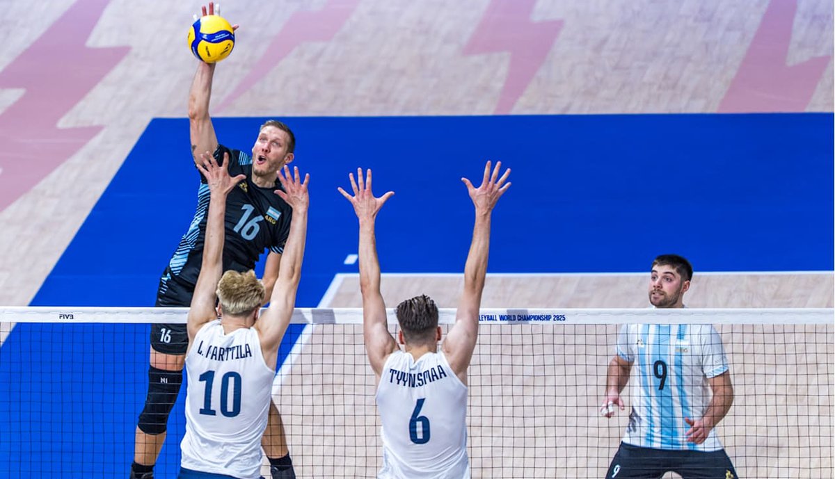 GaboRosen's tweet photo. Y lo ganó Argentina nomás

Sufridísimo 3-2 sobre Finlandia, sin jugar bien

El triunfo vale oro

Más tarde analizaremos otras cuestiones: ahora, a festejar la victoria, complicadísima https://t.co/jeezvA3BGw