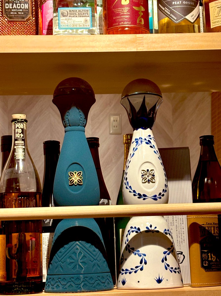 popopotthama's tweet photo. お酒全く分からないから、マスターが付きっきりで資料とか持ってきてくれて全部説明してくれた！

分かったことは、お酒は味を楽しむというよりは、情報を楽しむって感じだった！

3枚目の左の青いやつはとにかく癖が強かった！！これめちゃくちゃや！

色々飲んだけど、山崎の水が1番美味しかった😋 https://t.co/DI0BVwm67y