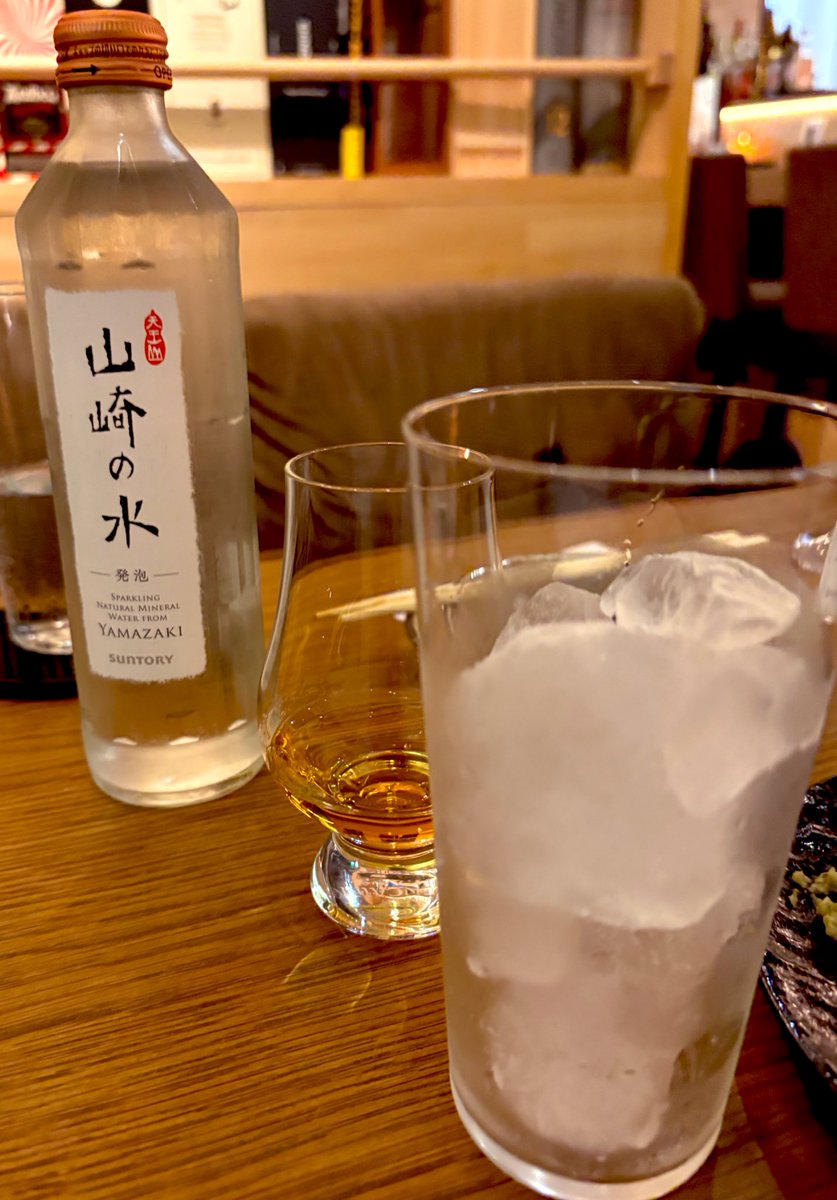 popopotthama's tweet photo. お酒全く分からないから、マスターが付きっきりで資料とか持ってきてくれて全部説明してくれた！

分かったことは、お酒は味を楽しむというよりは、情報を楽しむって感じだった！

3枚目の左の青いやつはとにかく癖が強かった！！これめちゃくちゃや！

色々飲んだけど、山崎の水が1番美味しかった😋 https://t.co/DI0BVwm67y