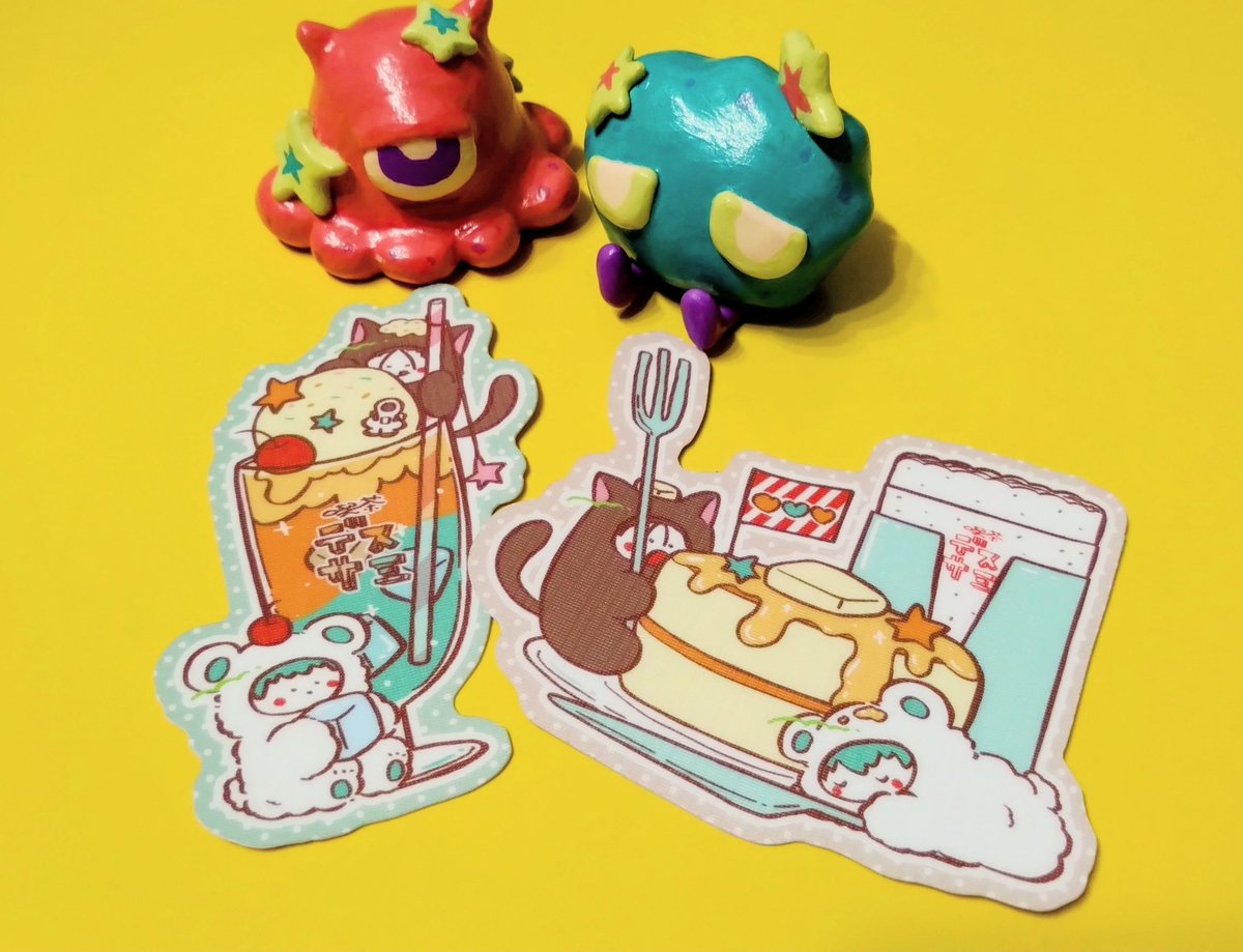 chocccup_oOx's tweet photo. あとノベルティ初出しかも なんか付きます！喫茶デスサミねこちゃんくまちゃんステッカーです エンボス加工かかってるのでチェック模様のでこぼこでかわいいです スマホの裏に入ったり入らなかったりするサイズ 実物これです https://t.co/vifJ59e6FC