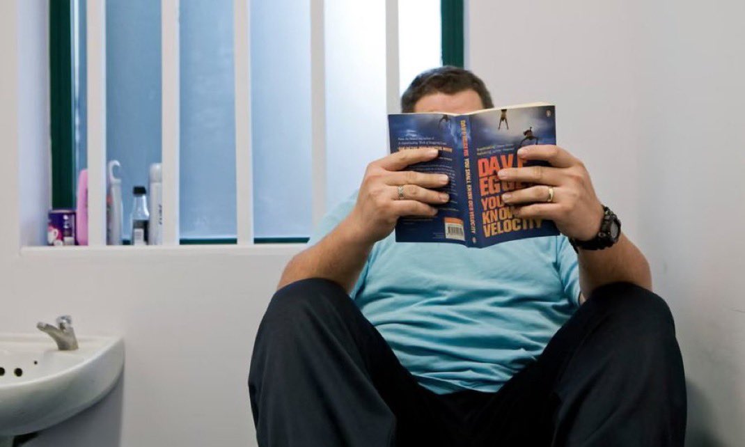 Özbekistan, seçilen kitapları bitirmeleri halinde mahkumların hapis cezalarını kısaltacak 

🔴Franz Kafka “Dava”, Ernest Hemingway “Yaşlı Adam ve Deniz” kitabını yazarken, kitabının bir gün bir mahkûmun hapis cezasından üç gün düşmesini sağlayacak bir yol olabileceğini muhtemelen