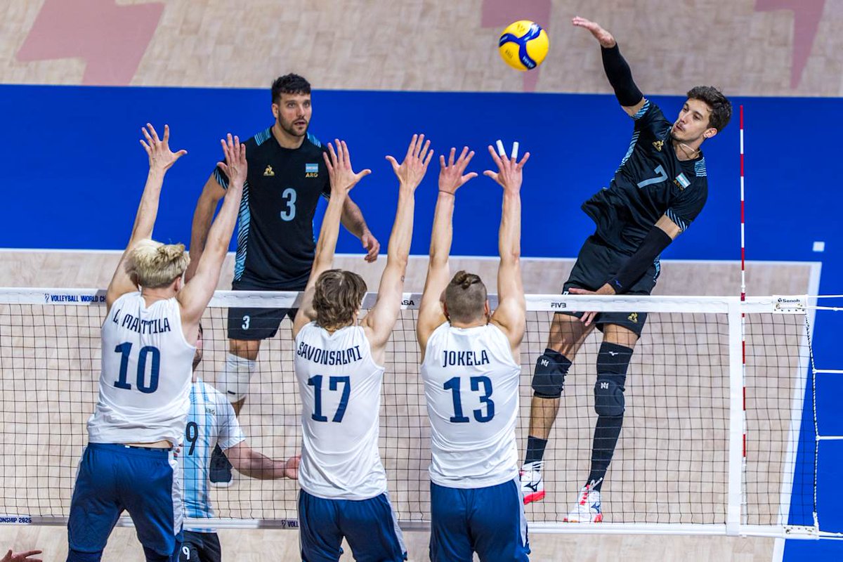 ¡Enorme remontada y victoria ante Finlandia en el debut en el Mundial 🇦🇷🔥!

ARG 🇦🇷 3 - FIN 🇫🇮 2
19-25, 18-25, 25-22, 25-22, 15-11

🔝 P. Kukartsev, máximo anotador nacional con 20 puntos

🔜 15/9 23:30 vs COR 🇰🇷 

🌐 feva.org.ar/selecciones-na…