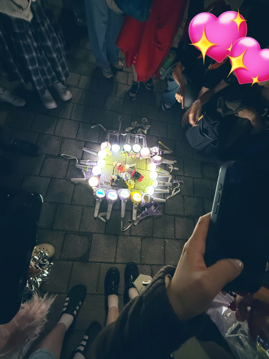 byeodyyy's tweet photo. 팬미업 어제로 선택한이유는 내 생일이였지롱😆

사랑둥이들 지나가며 만나구 히히

다 끝나구 막판에 일애나분들 만나서 이야기도 했댜!
너무 재밌고 유쾌한분들이였당! 

최고의 생일선물중 하나였댜💜 https://t.co/EfEjnu9gor