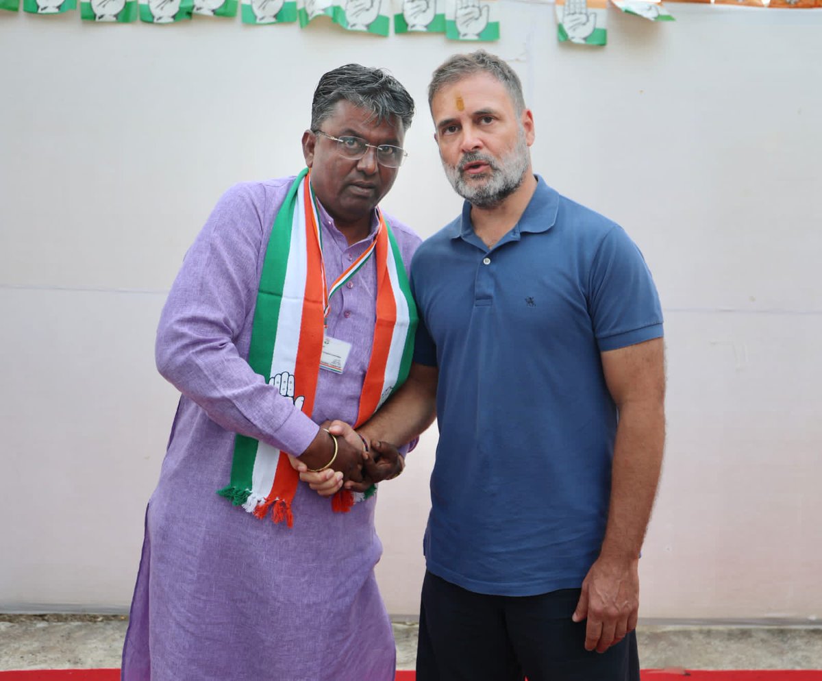Ramabhaisolanki's tweet photo. જૂનાગઢ ખાતે જિલ્લા કોંગ્રેસ ના પ્રમુખશ્રી ઓની પ્રશિક્ષણ શિબિર મા લોકસભા વિપક્ષના નેતા જનનાયક શ્રી રાહુલ ગાંધીજી સાથે ની યાદગાર મુલાકાત.. 
આભાર રાહુલ ગાંધીજી…
# rahul gandhi 
#sabarkatha congress # https://t.co/UaRcASg2b0