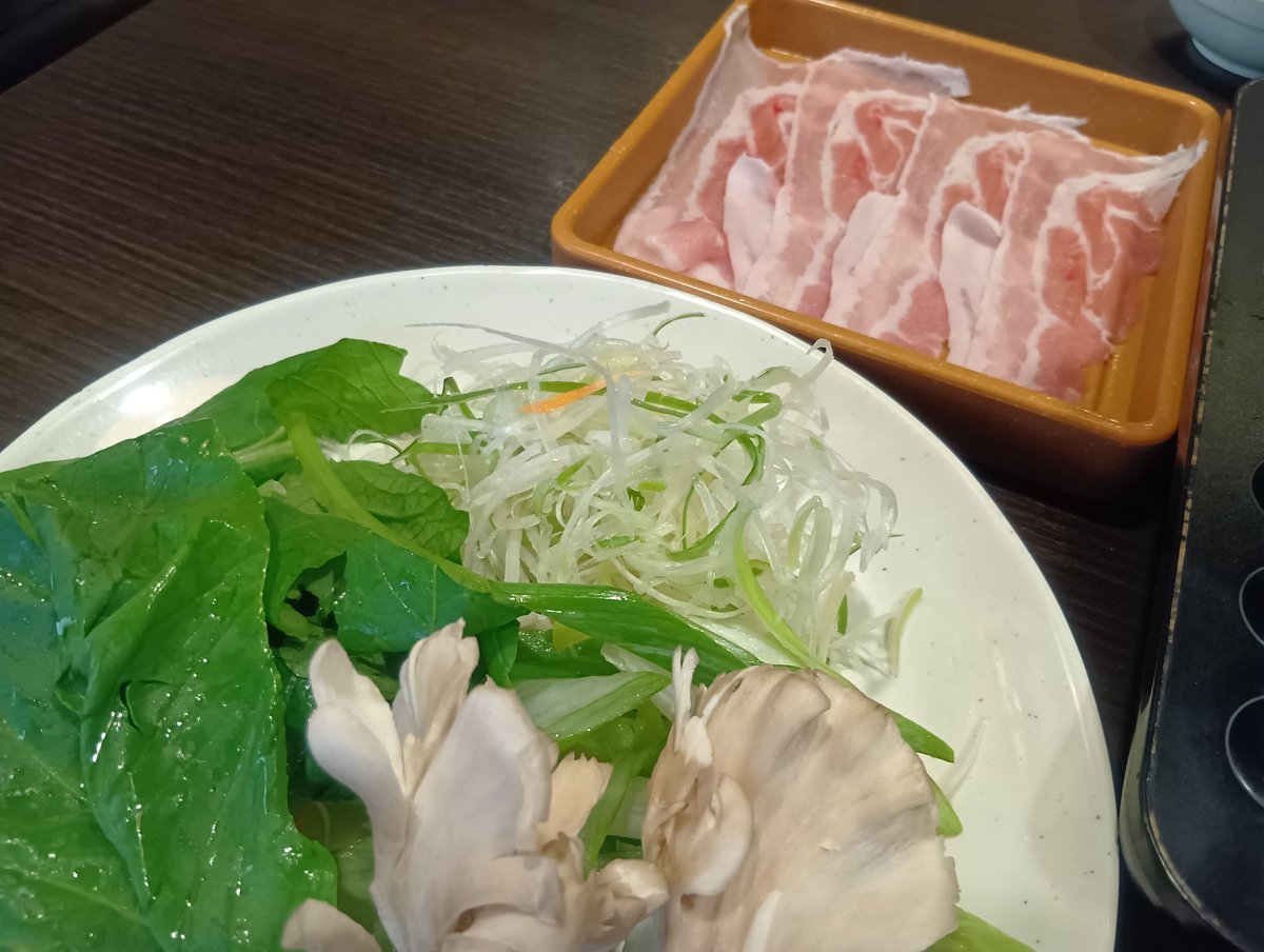 豚肉には
②香味野菜がよく合いますね〜
このあとワッフル食べる！
#秋のしゃぶ葉日記