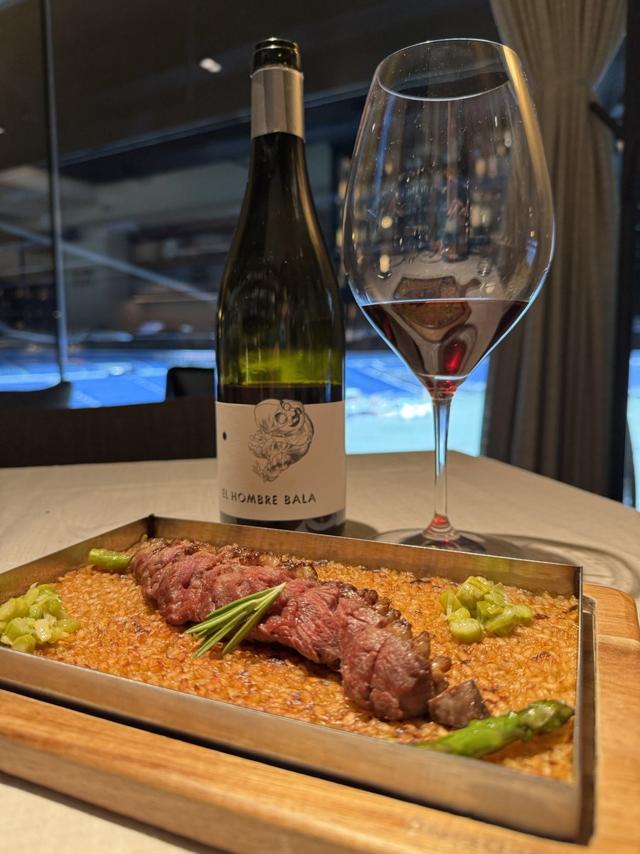 Todo muy Madriñelo🍷⚽️
•
@arzabal_bernabeu y su gran selección de vinos de Madrid👏🏻👏🏻👏🏻
•
Gran carta de vinos, platos riquísimos y un gran servicio✨✨
•
#arzabal #santiagobernabéu #hombrebala #garnachasdemadrid #grenachetime #mivinodeldia #🍷⚽️