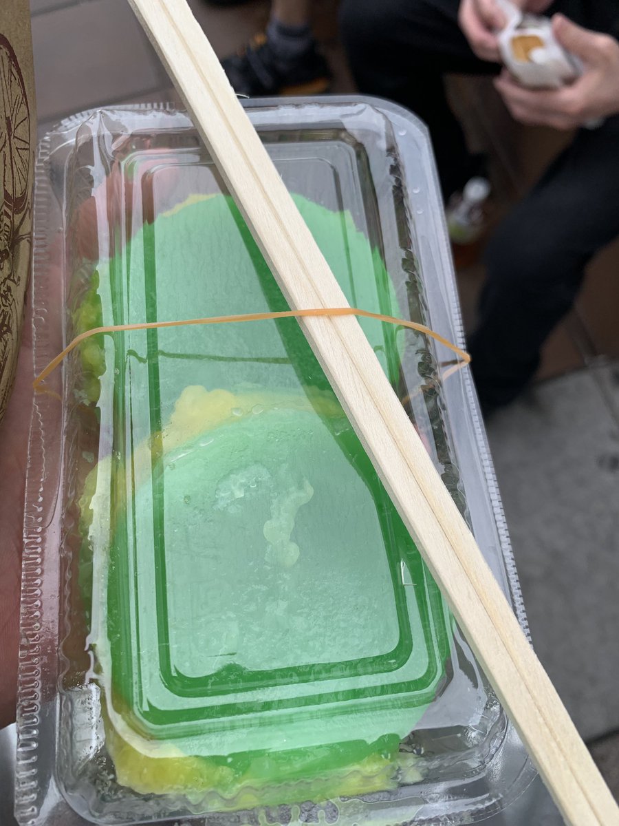 meso_untra's tweet photo. ベトナムフェス2日目w
バインミーが食べたすぎて震えるぅw
緑のはバインザーロン
#ベトナムフェスタin神奈川 https://t.co/EqdCAJlNy7