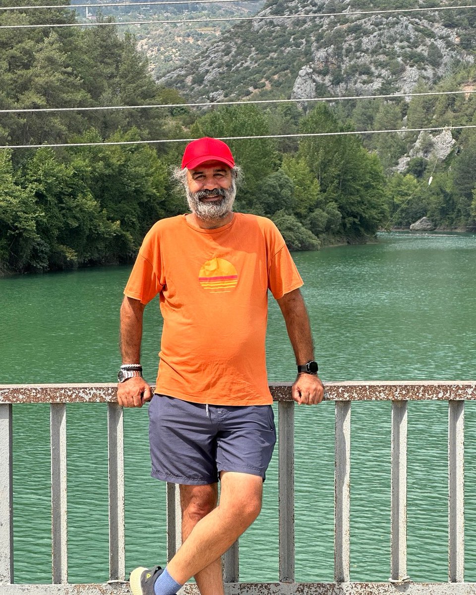 Alttan almalıydı dünyayı
Bir gerçek vardı yaşamak
Ve o benden büyüktü
Başka hiç kimse değil.
Tevazuyla karşıladım 
Dünyayı ve üstündeki 
Her şeyi.
Dünya dünyaydı 
Yaşam da yaşam.

#shmoo #qijik
#şiir #şiirheryerde #şiirsokakta
#sokakşairi #şehrinşairi
#şiirsahilde #Sözyüzü