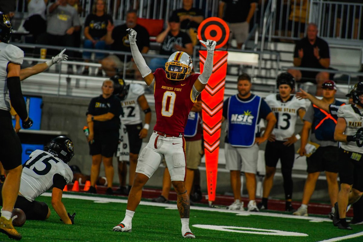 KoryBurdick's tweet image. Saturday Night at The Bank! 🏦 🐺🤘🏈 #GoWolves