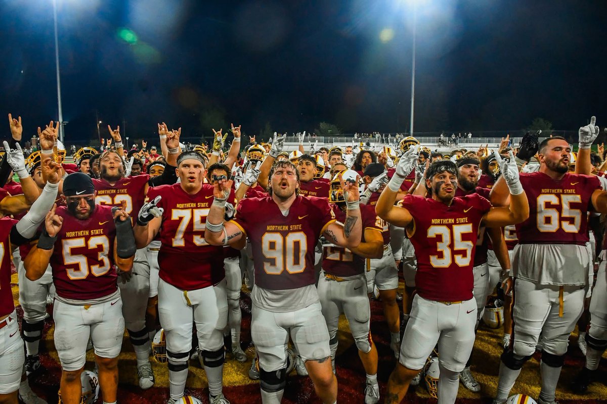 KoryBurdick's tweet image. Saturday Night at The Bank! 🏦 🐺🤘🏈 #GoWolves