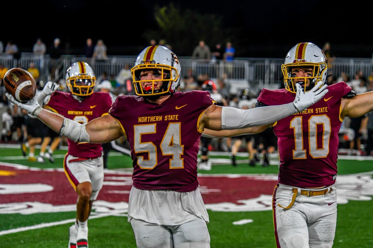 KoryBurdick's tweet image. Saturday Night at The Bank! 🏦 🐺🤘🏈 #GoWolves