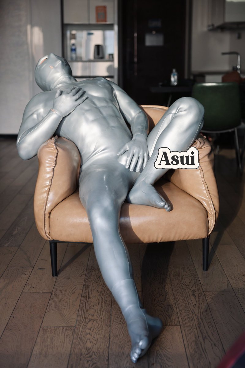 体验了一把硅胶服 <a href="/furrjoi01/">FURRJOI</a> 
Black or Silver ?
感谢 <a href="/rubberboyi/">Rubberboi</a> 提供的衣服和拍照