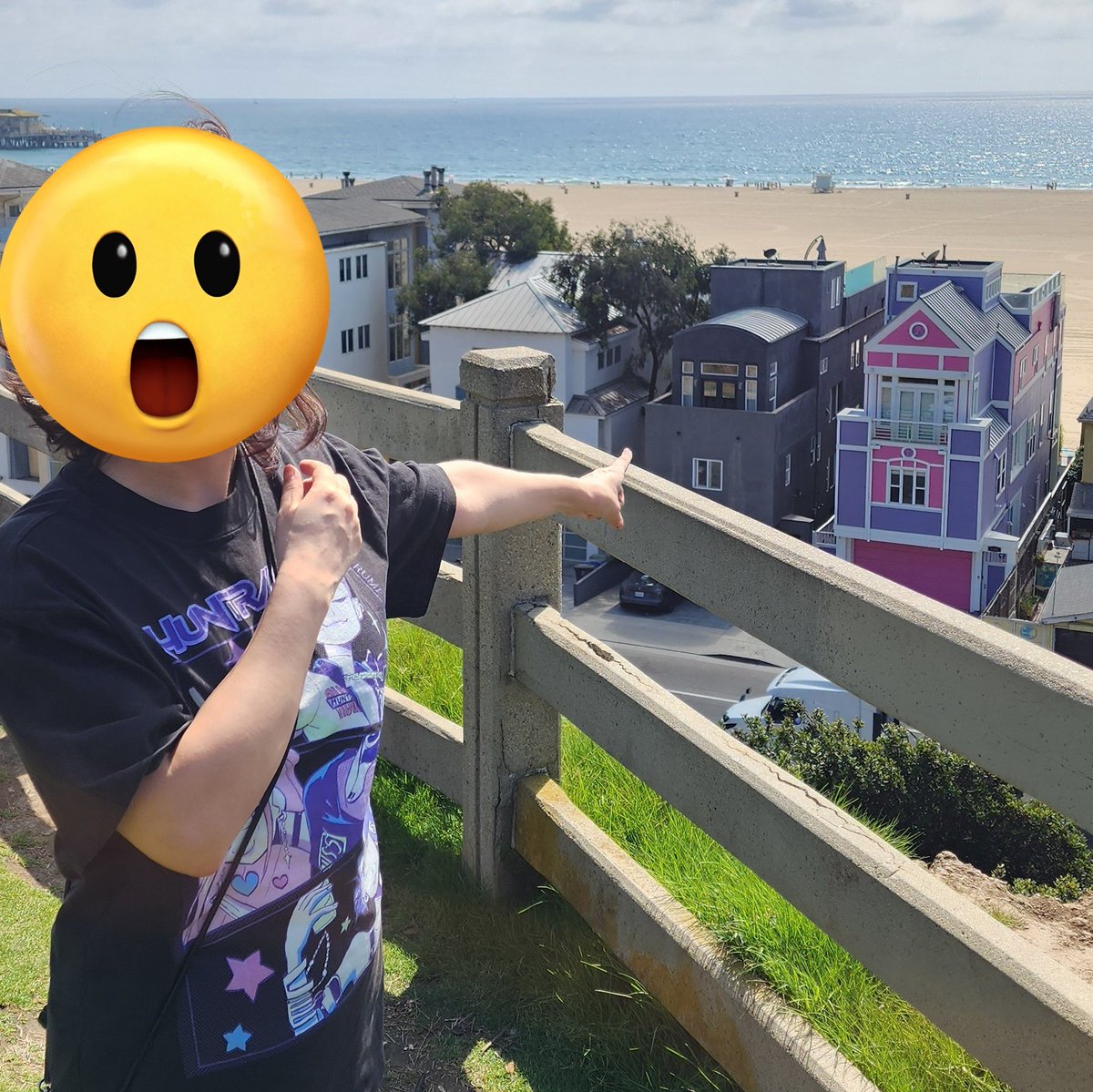 thedomygod's tweet photo. I saw not only one but TWO CELEBRITIES TODAY!!!!!!! https://t.co/tmb9KLtYC6