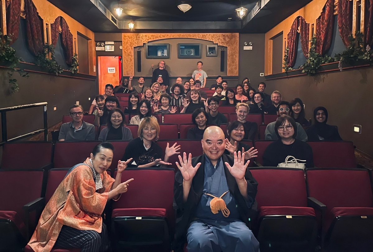 minnawarae28's tweet photo. 昨日9月13日  #みんな笑え（英題 Laugh Everyone!）、日米同日に上映と舞台挨拶が行われておりました！
日本では鈴木太一監督が岡山県のビクトリィシアターで、アメリカでは主演の野辺富三さんがシカゴのMUSIC BOX Theatreで。
日本だけでなくアメリカのお客様達にも大変好評で場内はとても盛り上がり、貴重でありがたい日となりました！