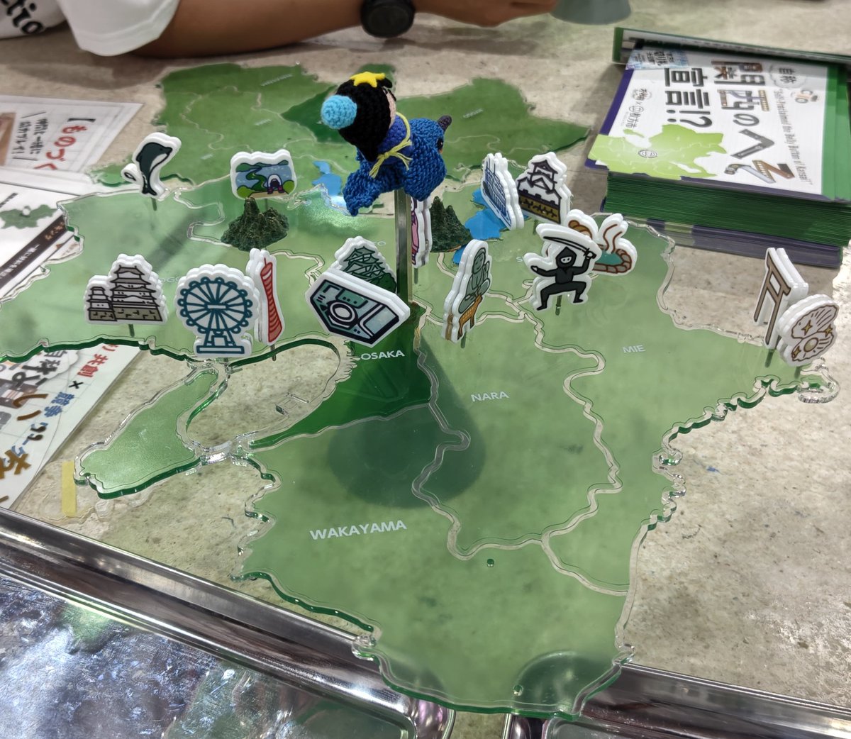 万博WASSEでバランスゲームを。並び列で仲良くなった枚方在住のお姉さんとご一緒に。各観光地を差し込んでいってバランスをとるけれど、最終なかなかバランスとれなくて「もうパンダ居ないし抜きましょか」「白浜に温泉とかなかった」とか言いながらクリア。たぶんここらへんにイルカいる。