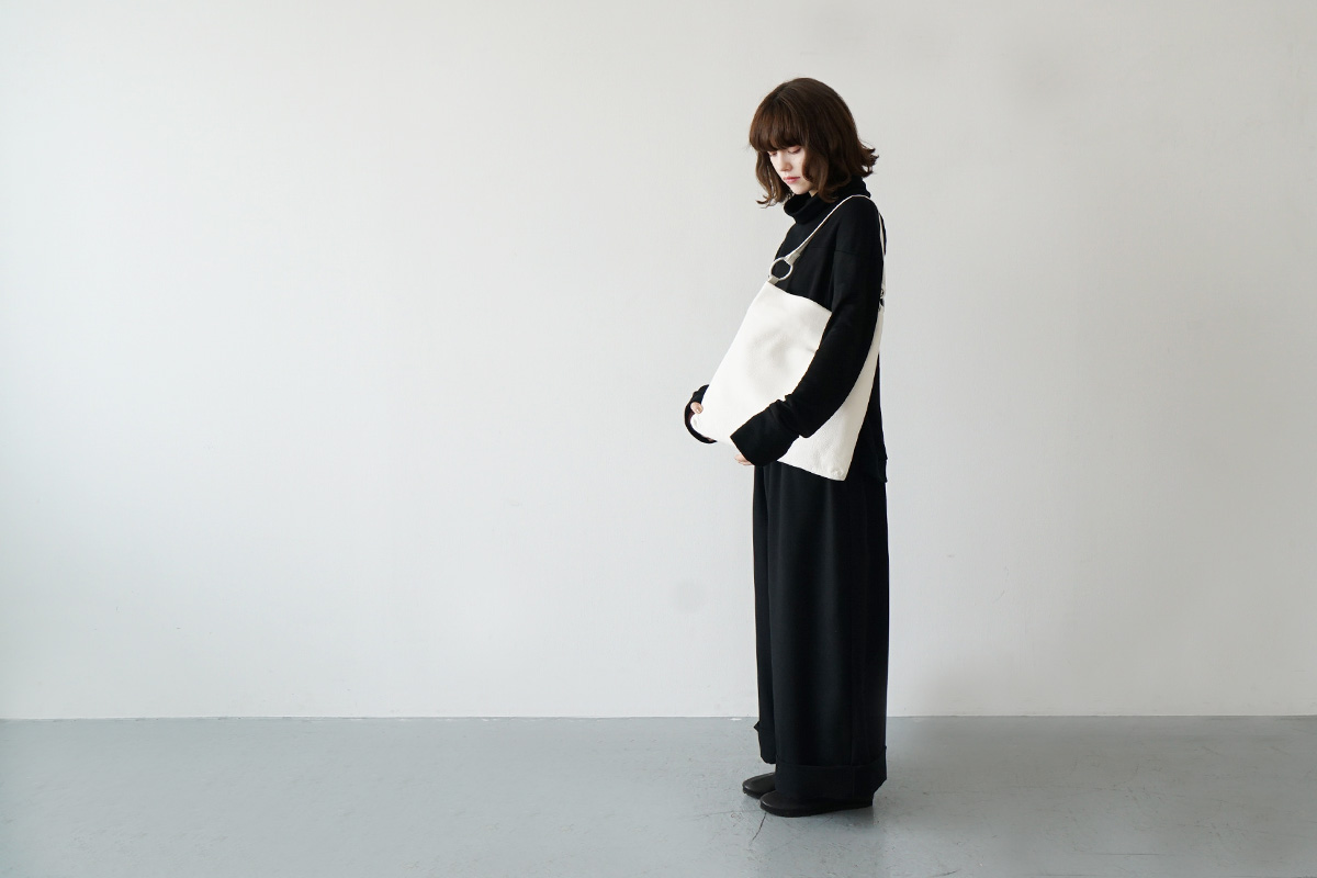 【再入荷】鹿革のシンプルで使いやすいスクエア型のショルダーバッグ。
store.palm-jpn.com/c/Mochi/126-Mo…

<a href="/mochi_20181106/">Mochi</a>