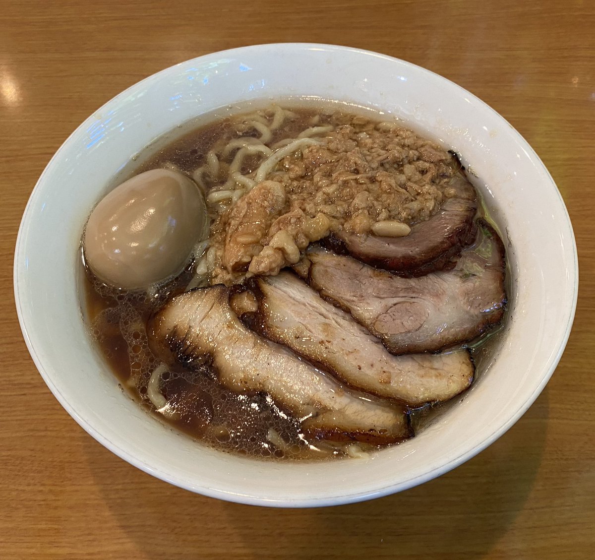 麺屋シロサキ
🍜アブラマミレラーメン（味玉）

中華そばでも二郎系でもないハイブリッドラーメンでバチバチ旨い！芳醇のコクも感じられアブラ含有率高めで完飲危険と脳から指令がでるも手と口が指示系統から離脱し自制きかず完飲！これは100%Don't miss itな逸杯。マジめちゃウマ最高ご馳走様でした。