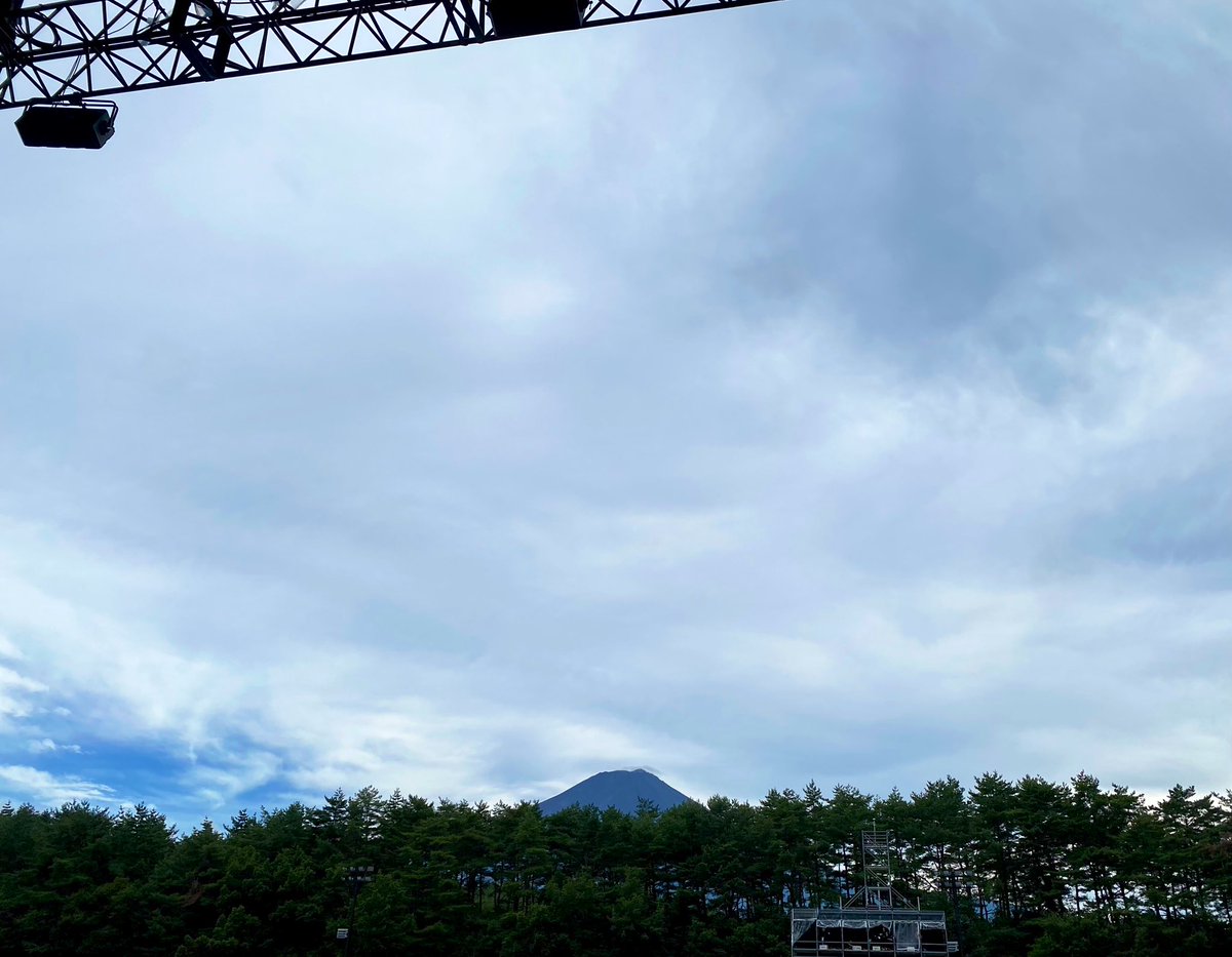 arai_Dalmatian's tweet photo. 本日のライブプロデュース業務🏋️‍♀️

「DISH// SUMMER AMUSEMENT ’25 − GAME −」
@富士急ハイランド・コニファーフォレスト

Day2 更なる最高を目指して
入念なリハーサル、終了💪💪💪💪

何度もコニファー来てますが
富士山が見えるのは初🔥
本日も気合い🍽️🍽️🍽️🍽️
#DISHꤷꤷ #DISH_史上最大規模のGAME https://t.co/7GAtAZd1j8