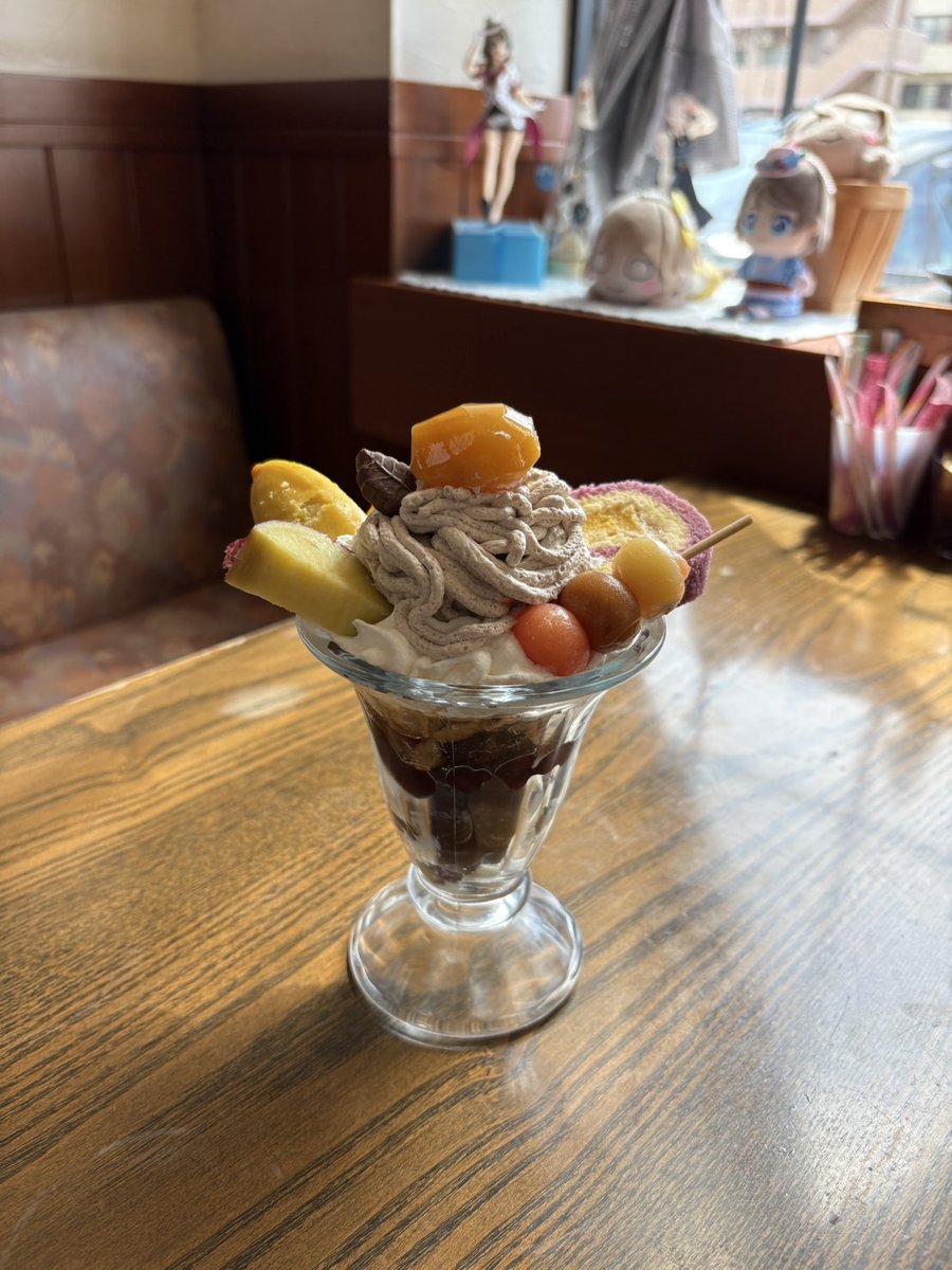 オランダ館下河原店です。
皆様、秋のスイーツはいかがですか？当店では数量限定で「芋栗モンブランパフェ」を始めました。
￥900税込です。
御来店お待ちしています❢