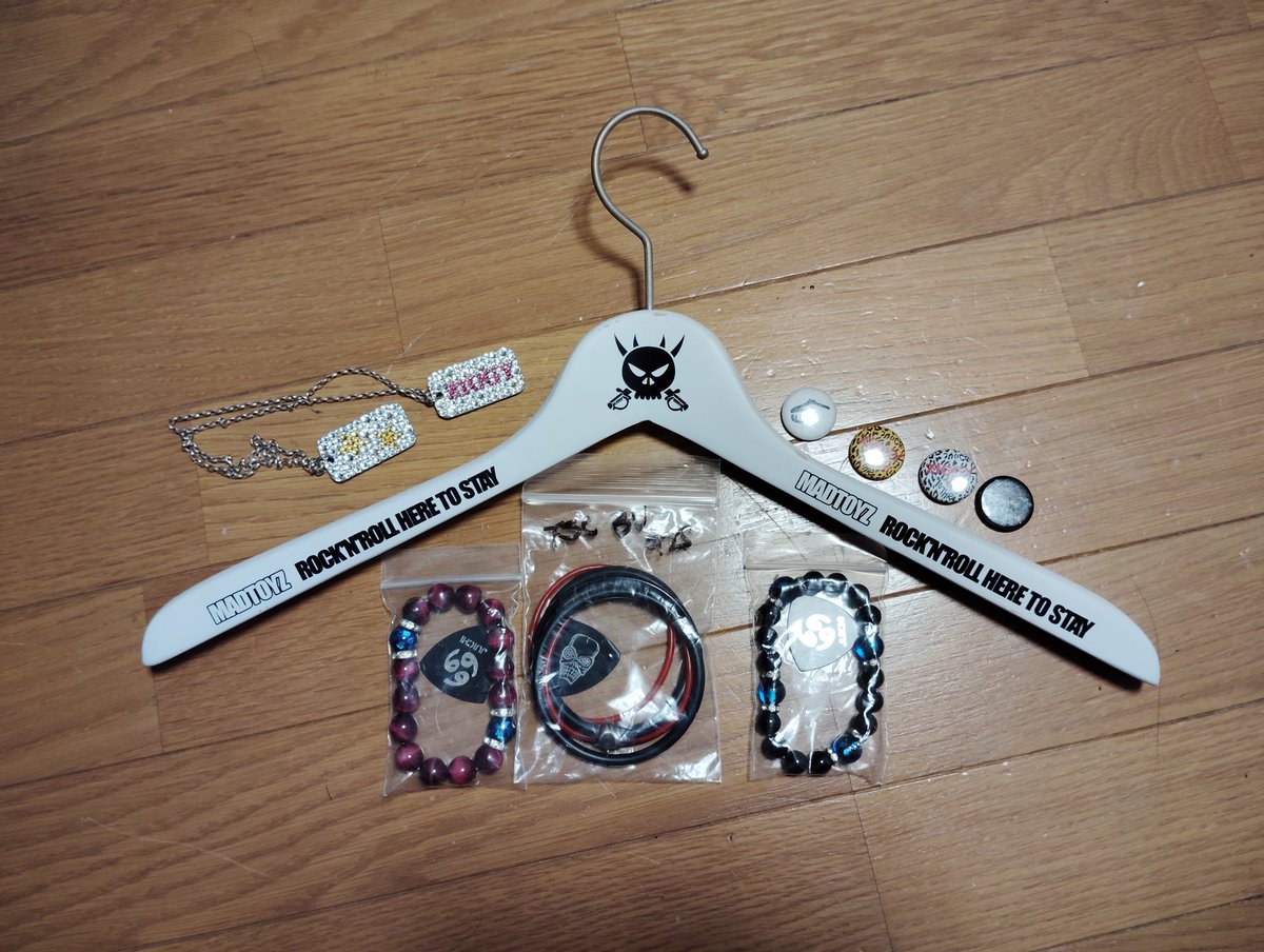 【9/14 私物物販】
・デニム 各¥3,000
・シャツ ¥2,000
・シルバー付きブレスレット ¥5,000
・ブレスレット 各¥2,000
・ネックレス ¥3,000
・ハンガー ¥500
・缶バッジ ¥100